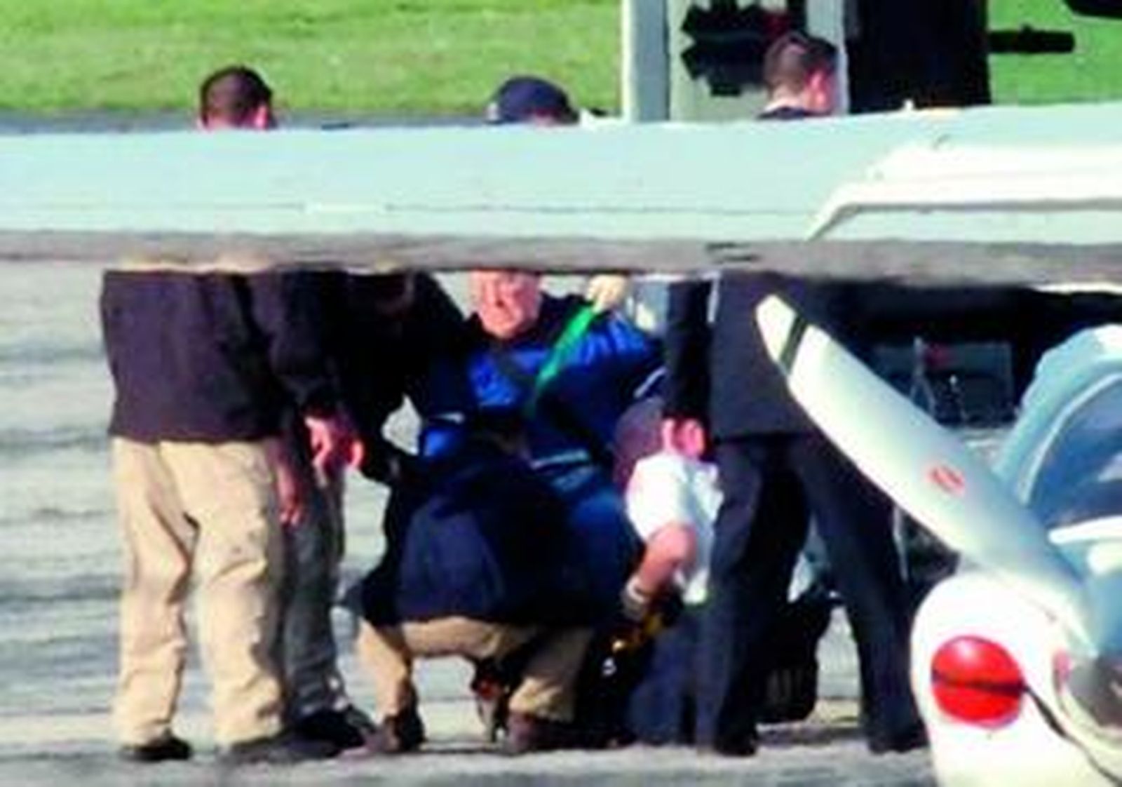 John Demjanjuk es trasladado en ambulancia al avión que le llevó desde Cleveland a Múnich.