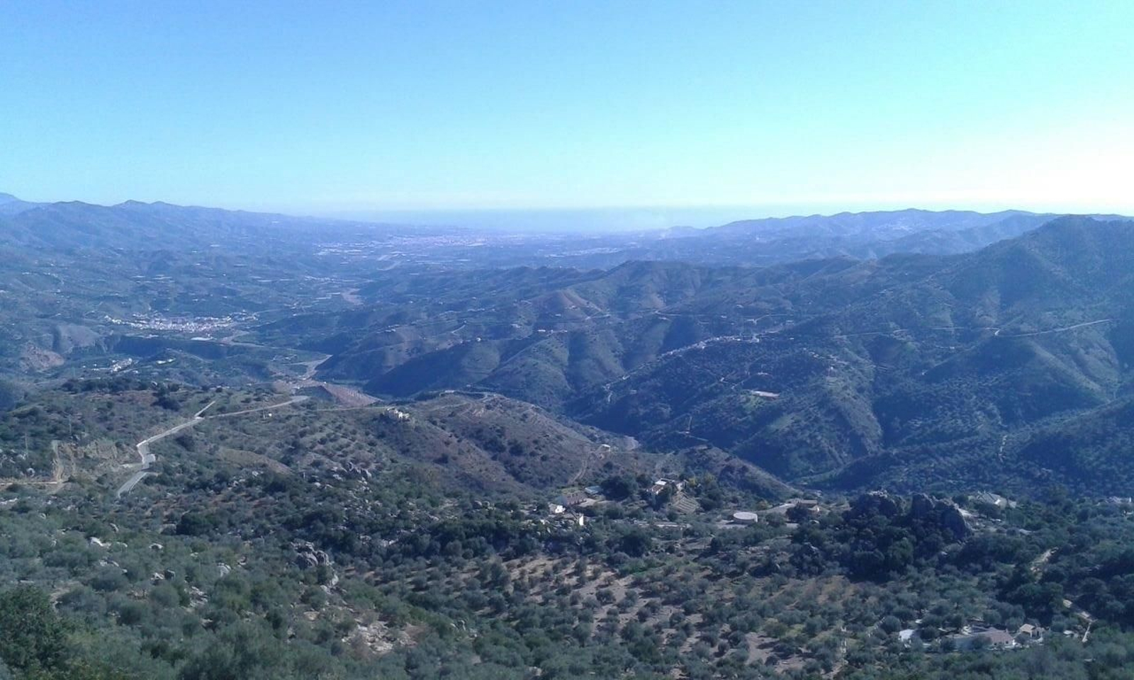 Panorámica de la Axarquía, entre la sierra y el mar.