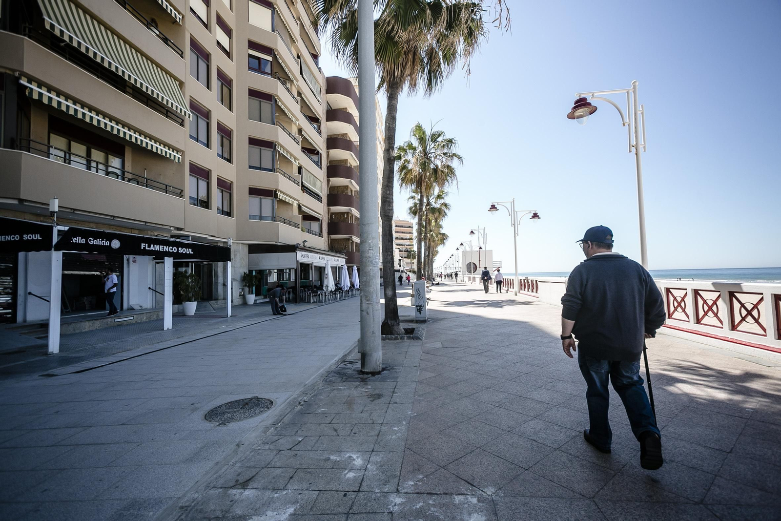 El control en el paso de vehículos en el tramo peatonal del Paseo Marítimo será más estricto.