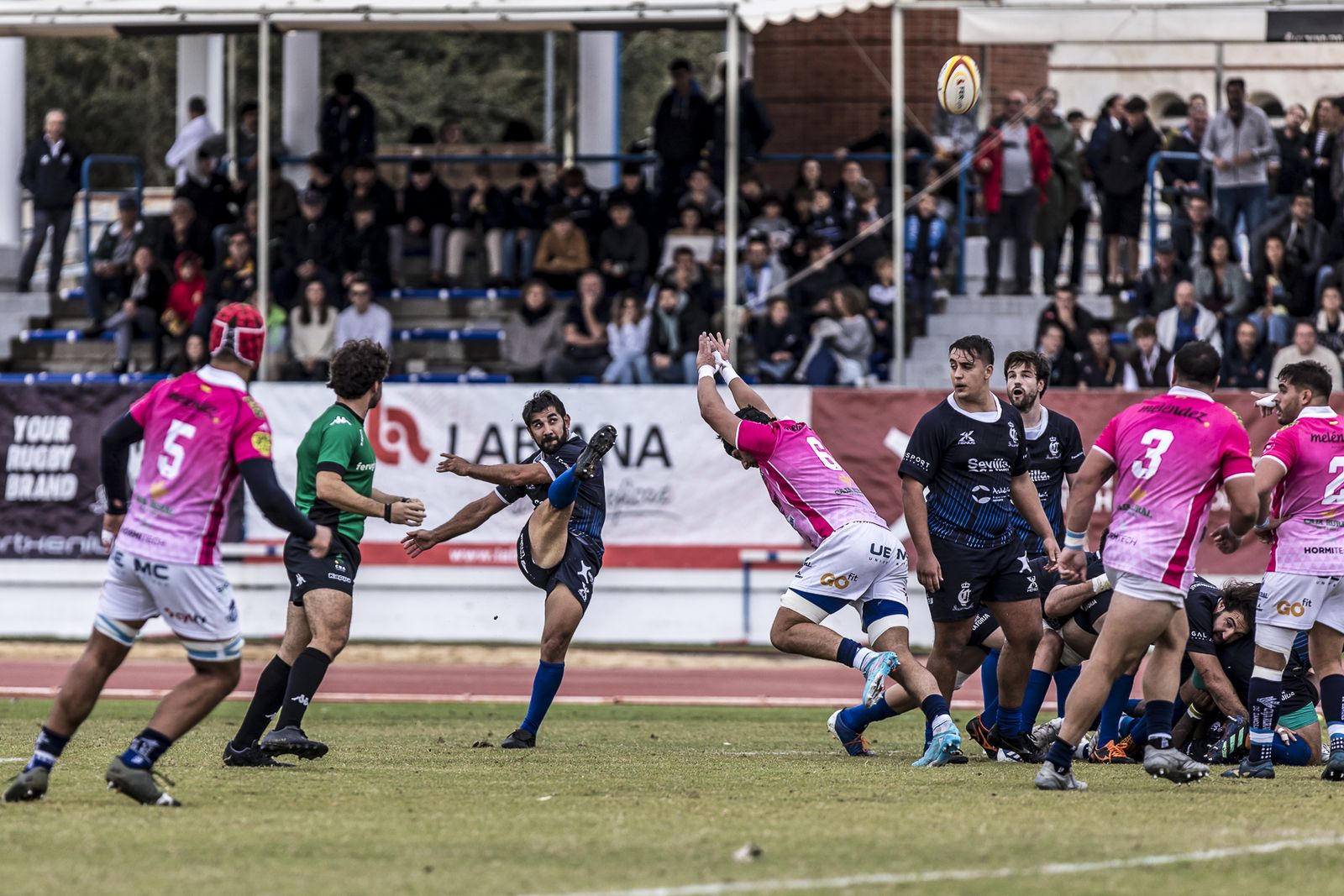 Un jugador del Ciencias da una patada a seguir tras una melé.