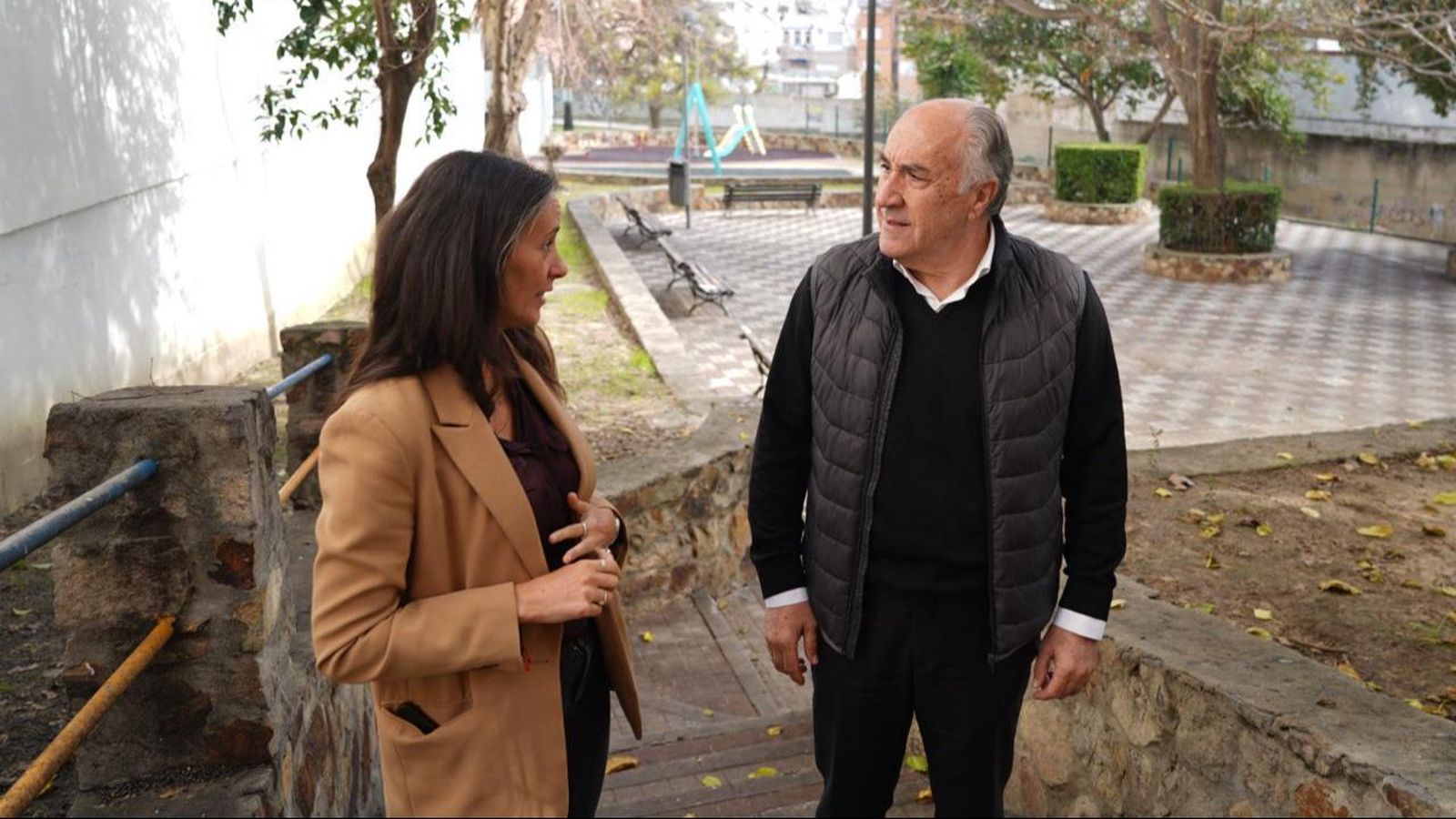 El alcalde de Algeciras, José Ignacio Landaluce, y la teniente de alcalde delegada de Urbanismo, Yéssica Rodríguez, anuncian un nuevo parque infantil en la calle San José, en La Bajadilla.