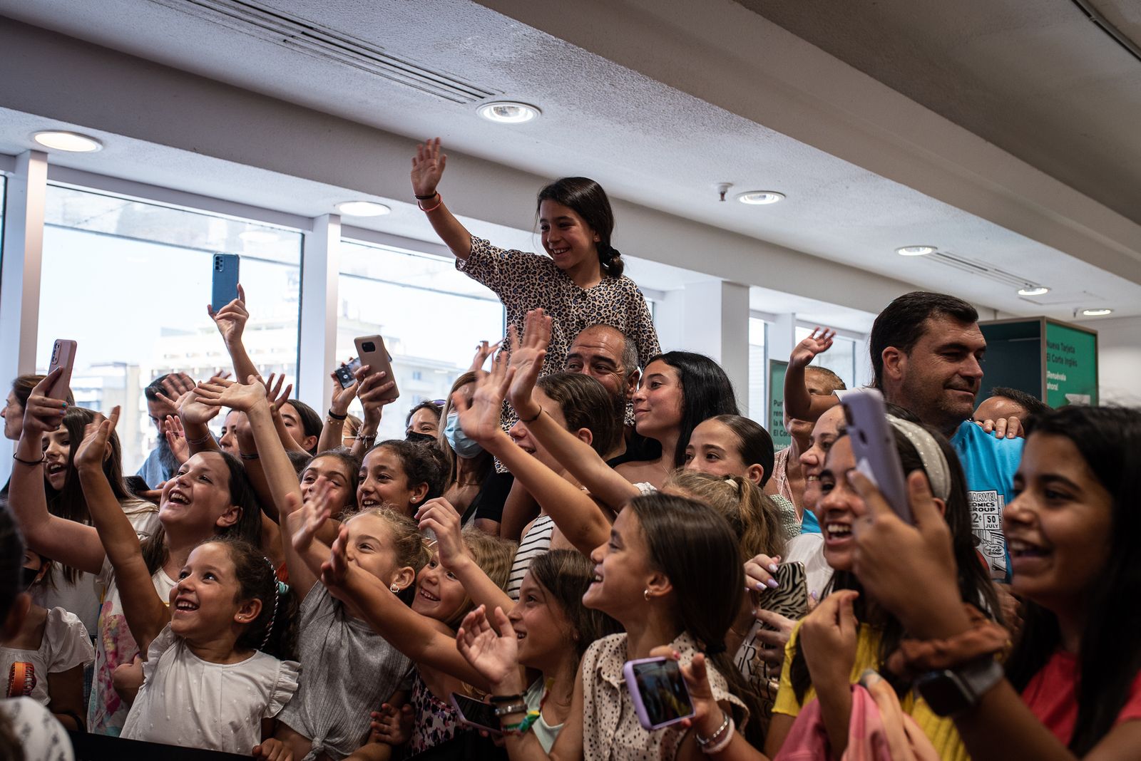Imágenes de la firma de libros de la youtuber Indy en El Corte Inglés