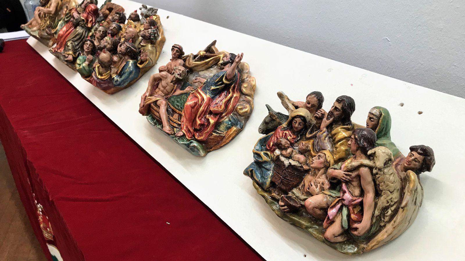 Siete artistas locales han mostrado durante la Cuaresma un total de 40 obras cofrades en la exposición 'Pasión isleña'