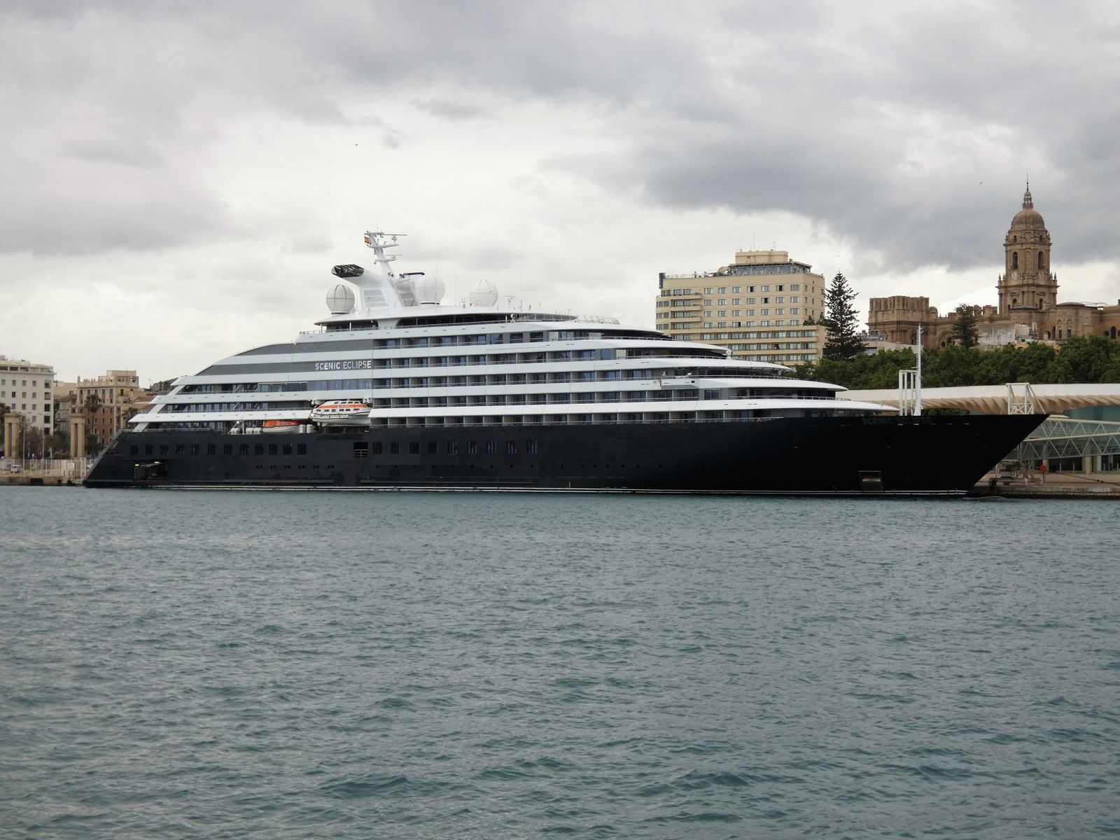 'Scenic Eclipse' atracado en el muelle número dos  en su primera escala en Málaga.