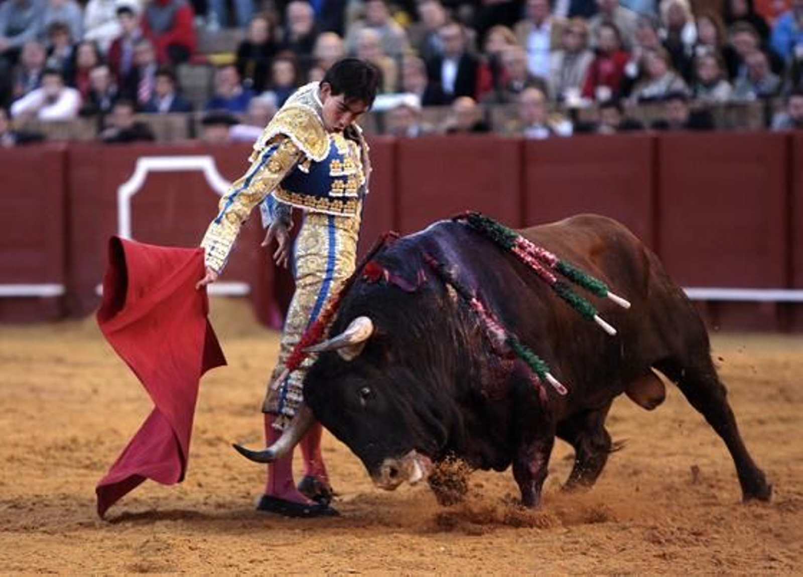 El malagueño Jiménez Cortés, en el cierre de su faena al sexto toro.

Foto: Juan Carlos Muñoz