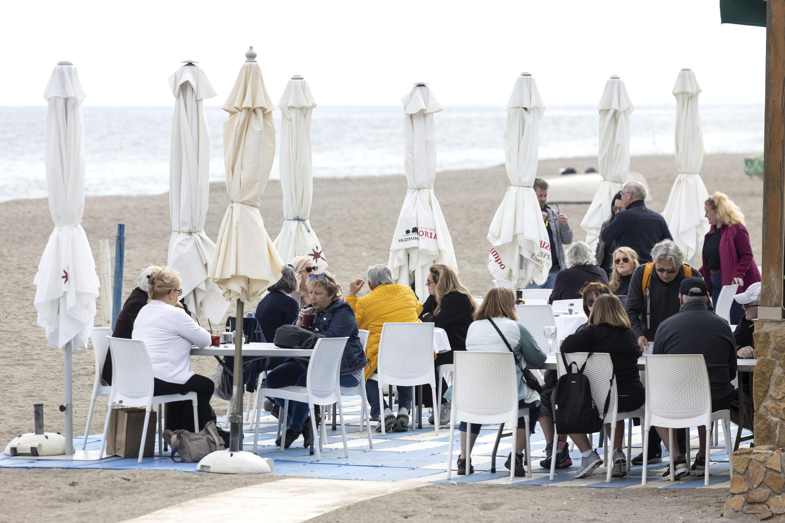 Numerosos turistas disfrutan de una comida en la playa en La Carihuela (Torremolinos). Numerosos turistas disfrutan de una comida en la playa en La Carihuela (Torremolinos).