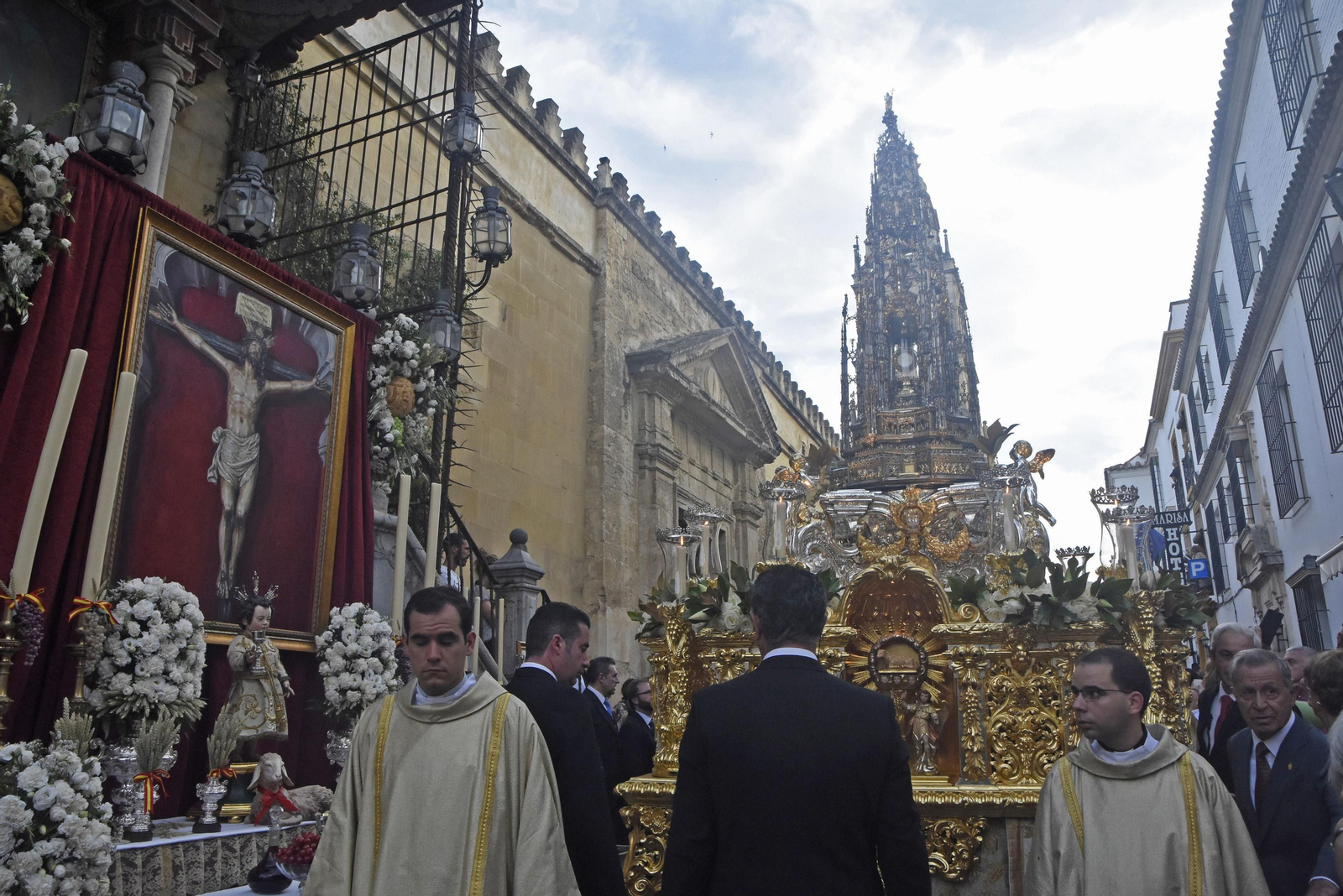 El paso de la Custodia de Arfe junto a un altar durante una salida procesional.