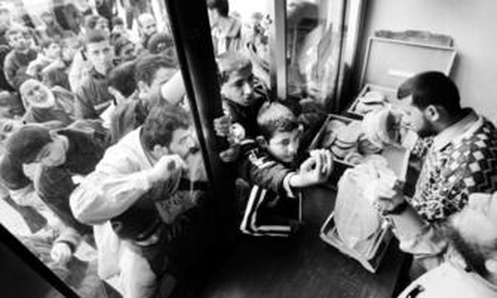 Ciudadanos de Gaza intentan conseguir alimento en una de las pocas panaderías abiertas.