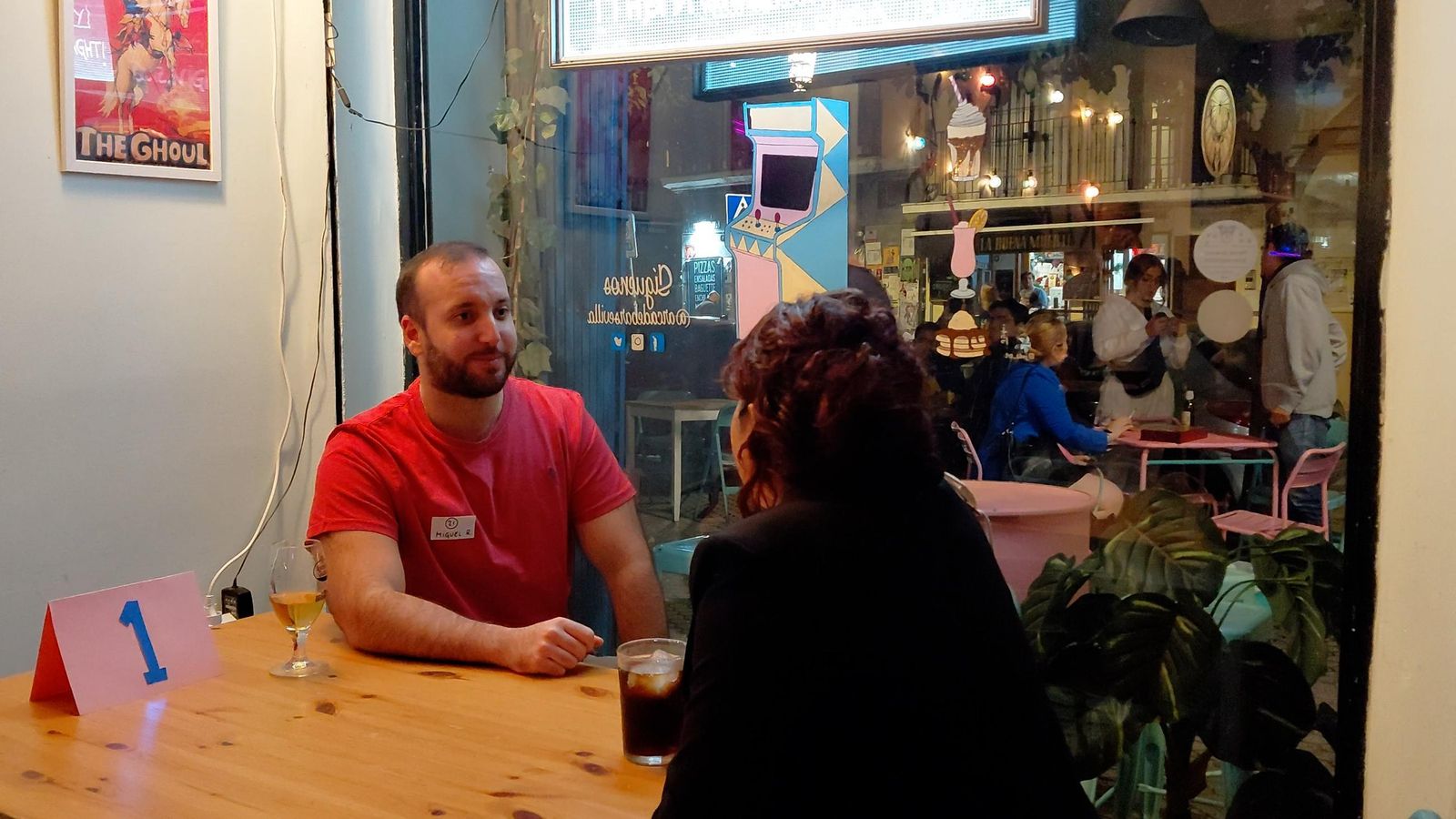 Miguel es uno de los solteros que ha decidido participar en las citas a ciegas de Arcade Bar