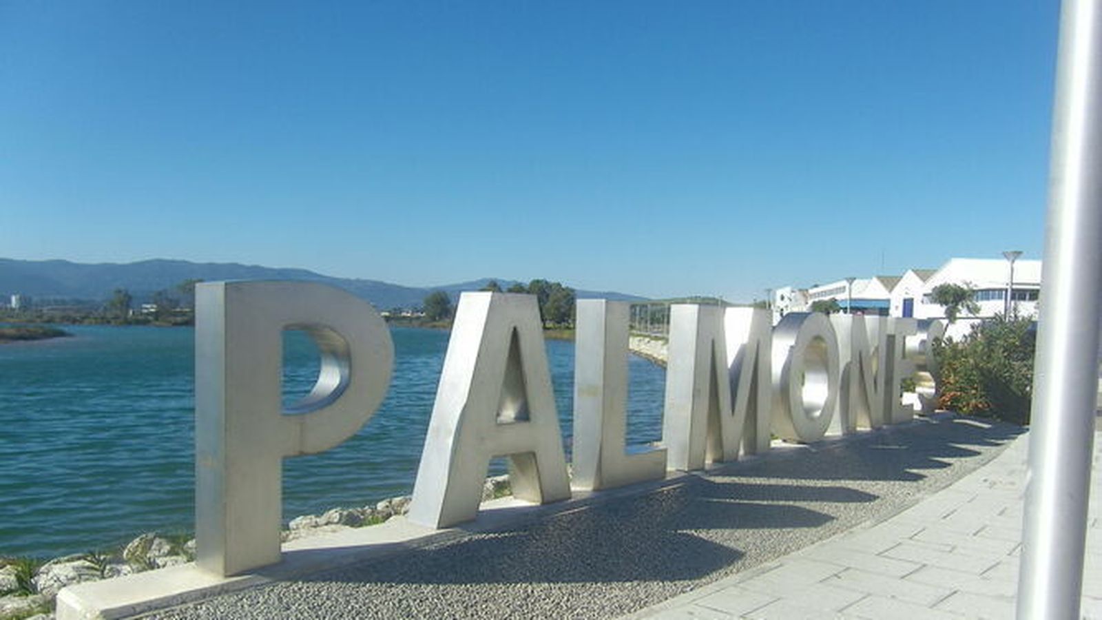 Cartel situado a la entrada de la barriada barreña de Palmones