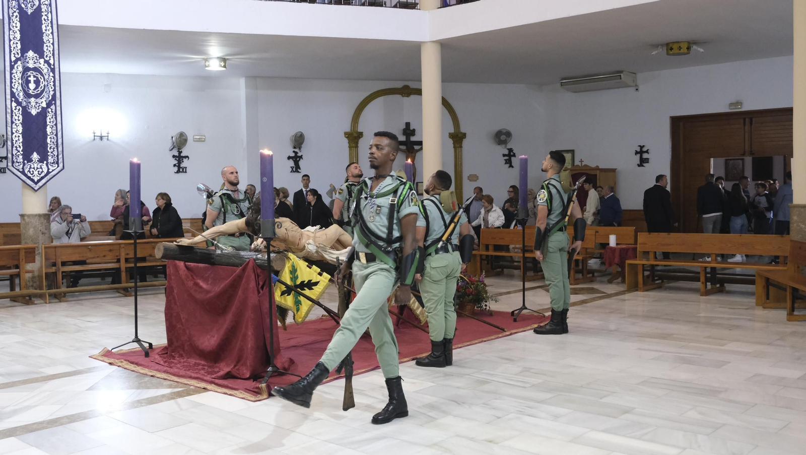 La Legión custodia el Cristo de la Buena Muerte en la Semana Santa de El Parador 2025