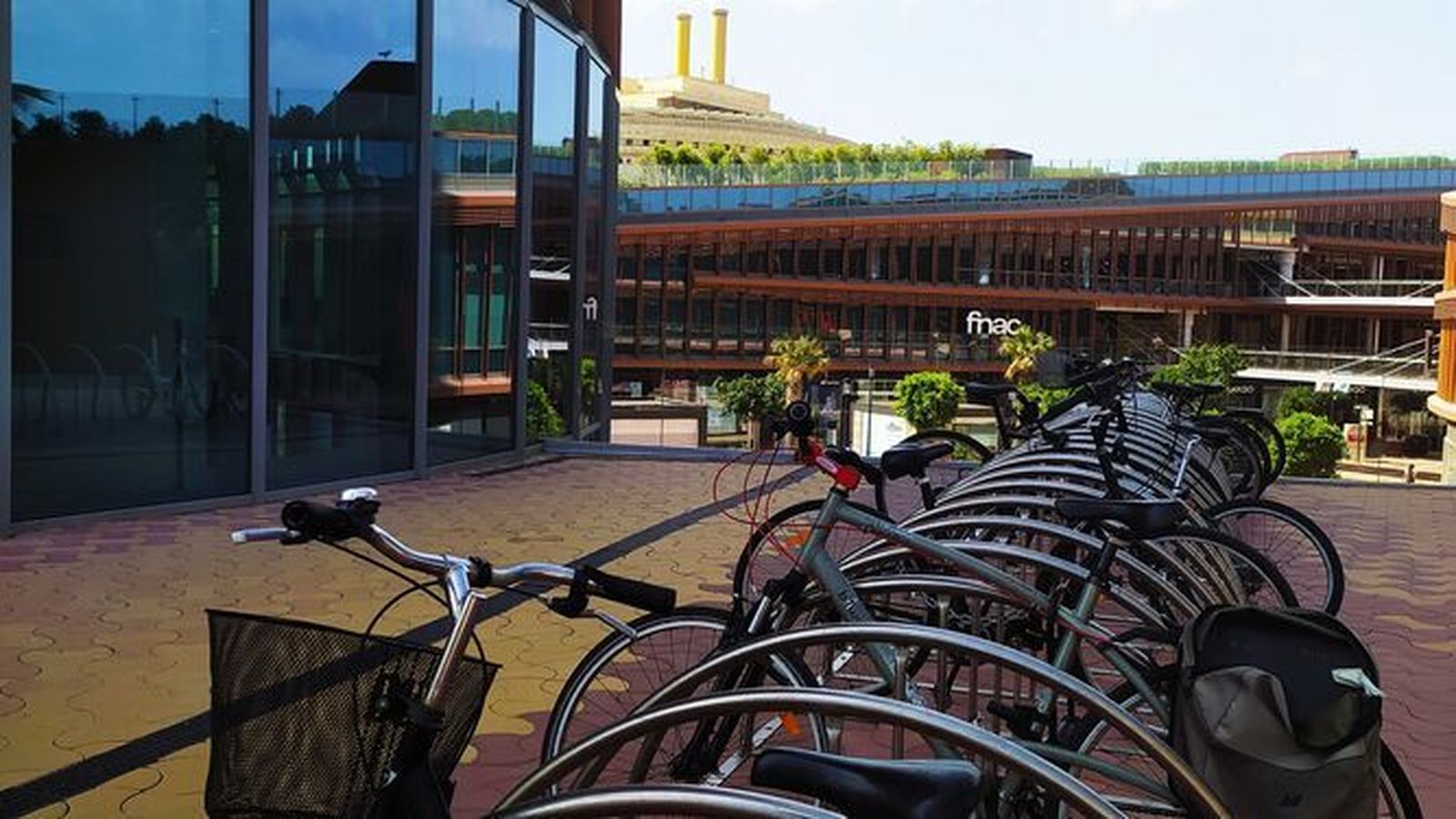Bicicleteros en Torre Sevilla.