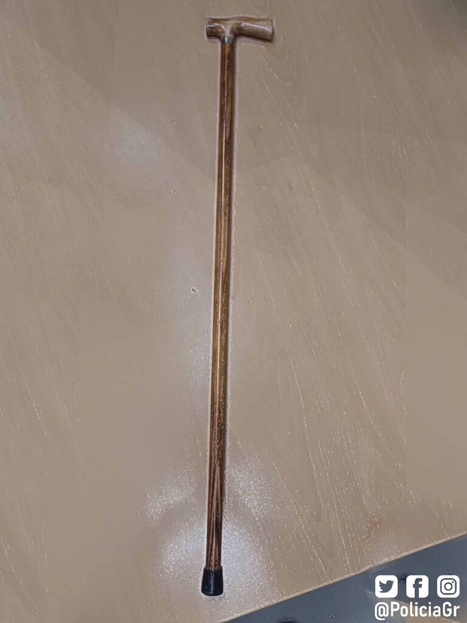 Bastón con el que el hombre hirió a sus víctimas en Granada