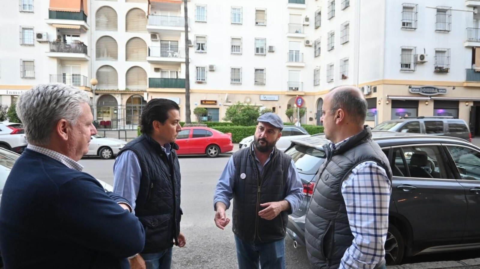 El candidato de Vox Jerez junto a representantes vecinales en la avenida de México. El candidato de Vox Jerez junto a representantes vecinales en la avenida de México.