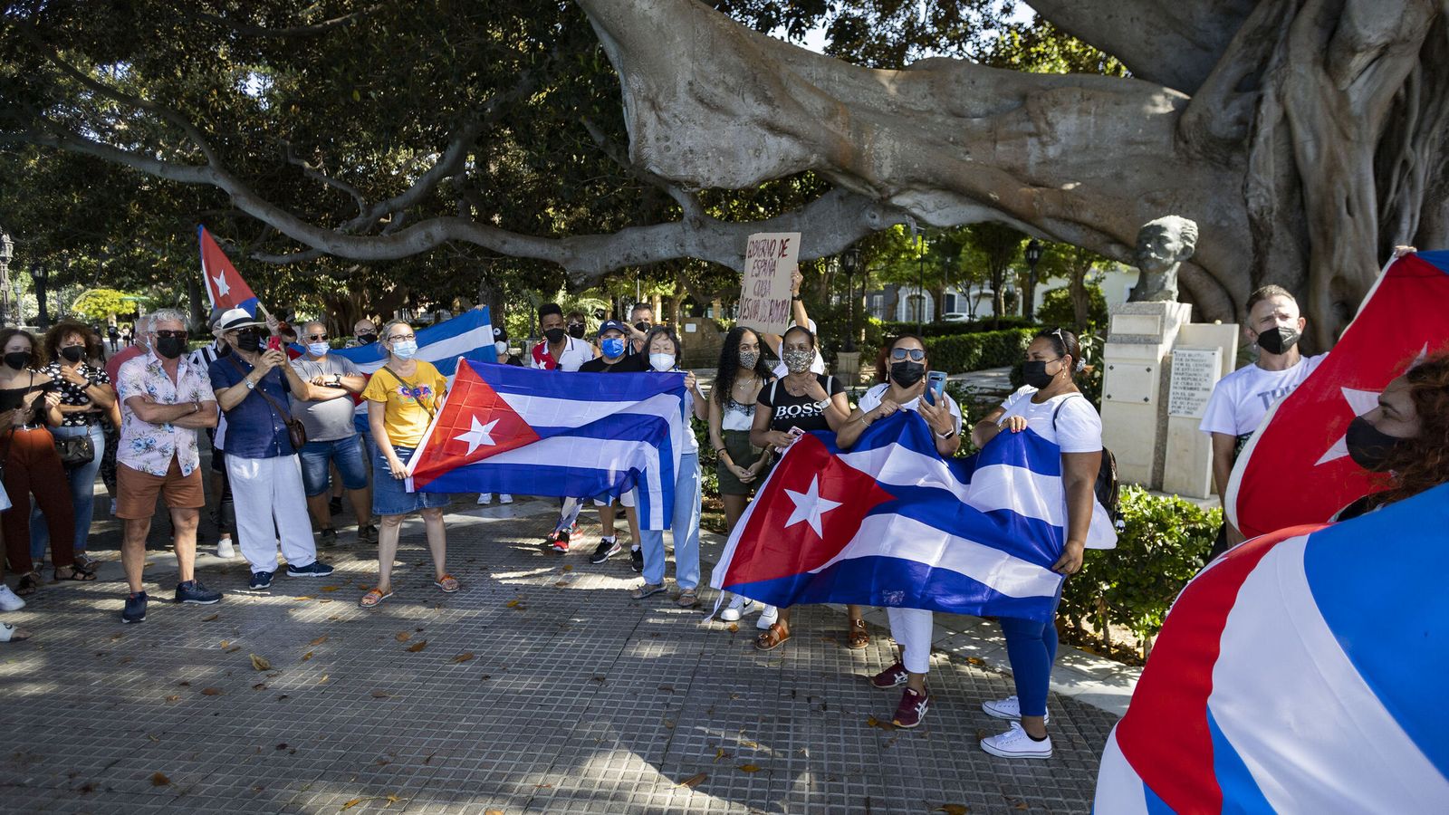 Concentración en la Alameda, ante el busto de José Martí.