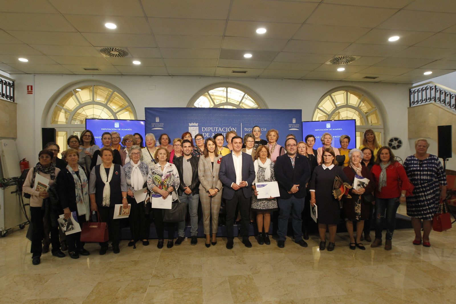 Fotogalería entrega acreditaciones Talleres Carmen de Burgos. Diputación de Almería