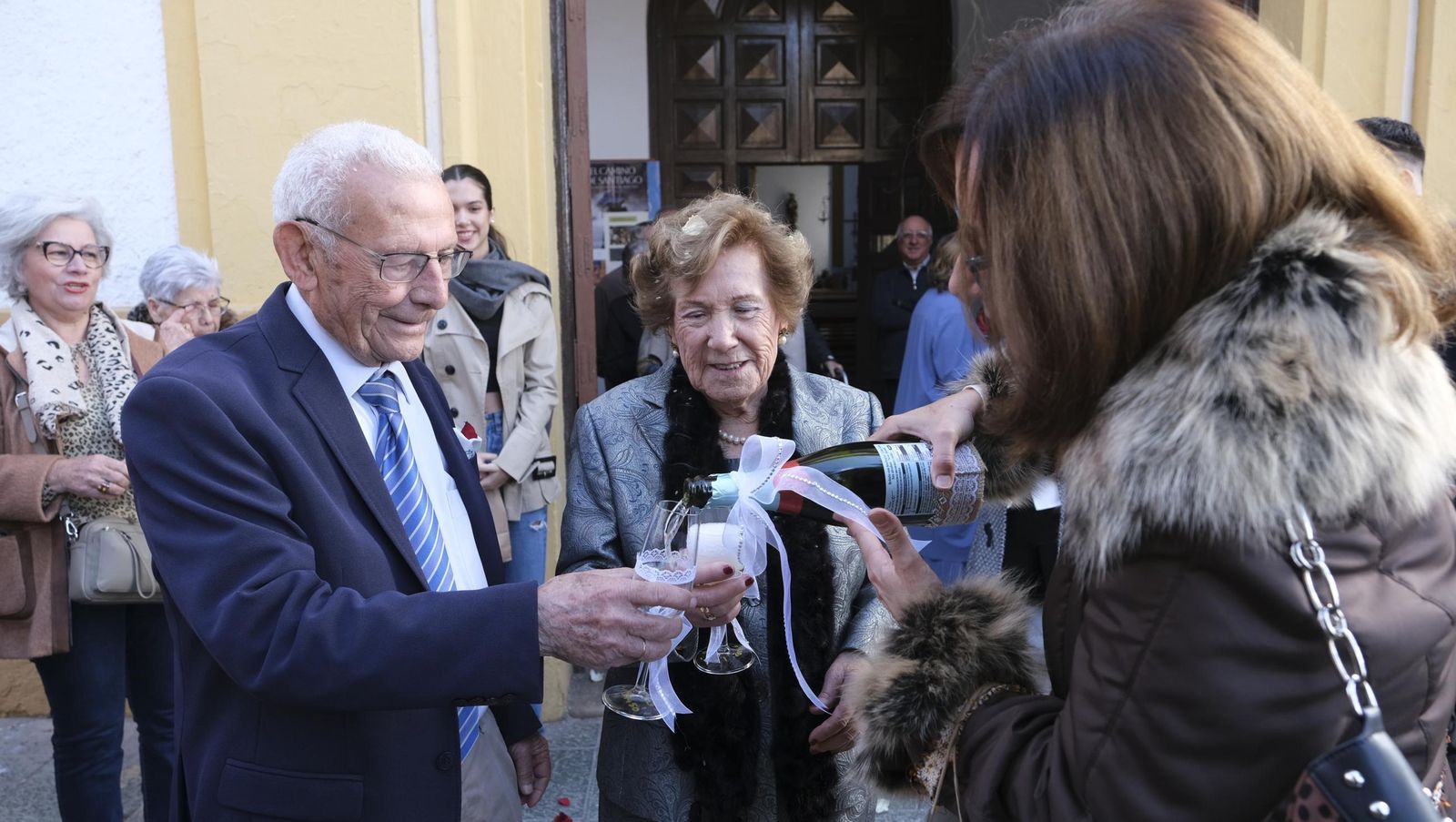Brindis por 75 años de amor de Carmen y Roque, en imágenes