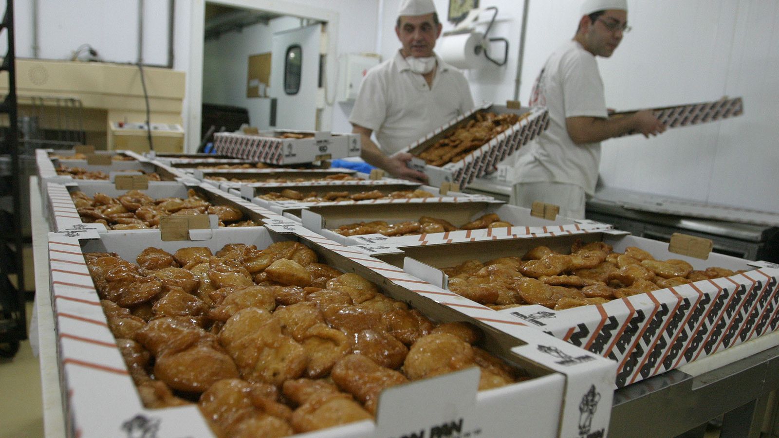 Elaboración de pestiños en un obrador de Cádiz.