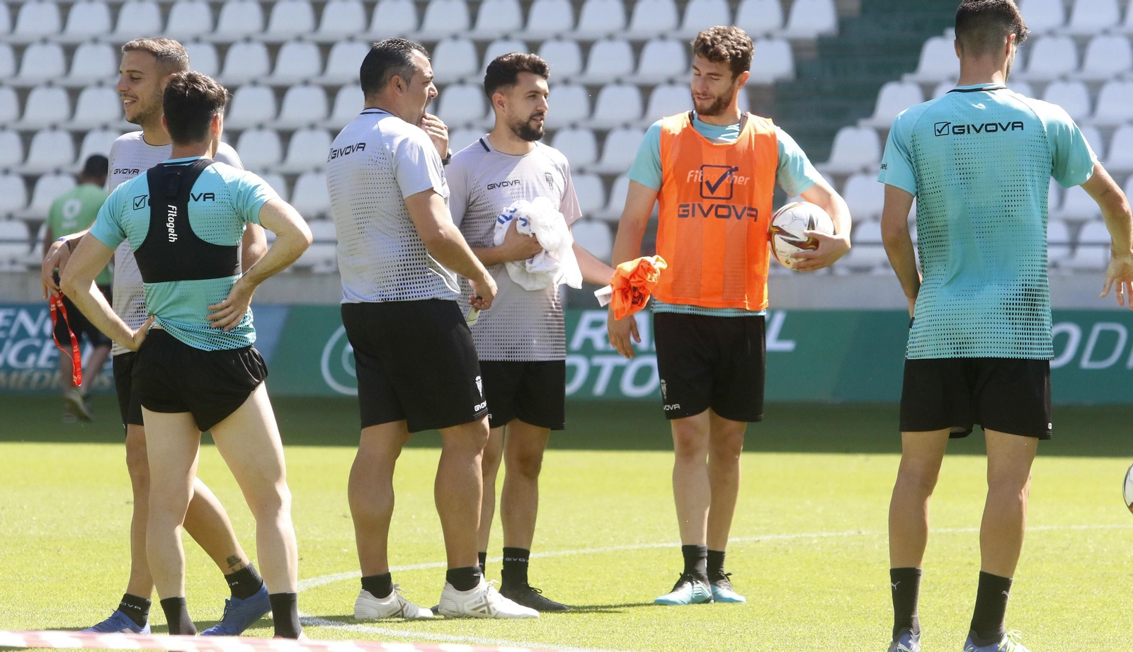 Germán Crespo dialoga con Óscar Ibáñez en presencia de José Cruz.