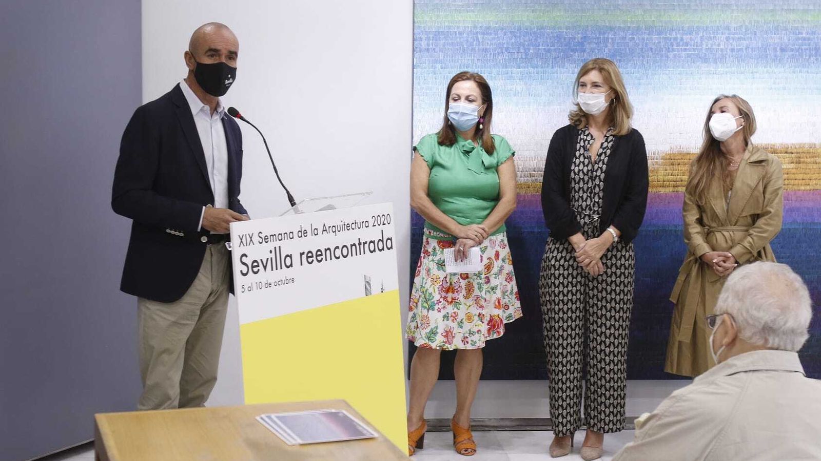 Antonio Muñoz,  delegado de Hábitat Urbano del Ayuntamiento de Sevilla, en la presentación de la XIX Semana de Arquitectura en el Colegio de Arquitectos, ante Cristina Murillo, Alicia Martínez y Noemí Sanchís.