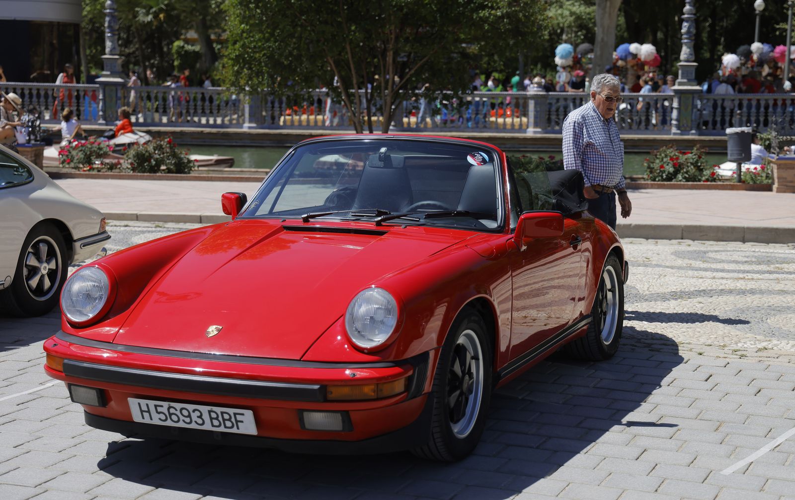 Las imágenes del 60º aniversario  del Porche 911 en la Plaza de España de Sevilla