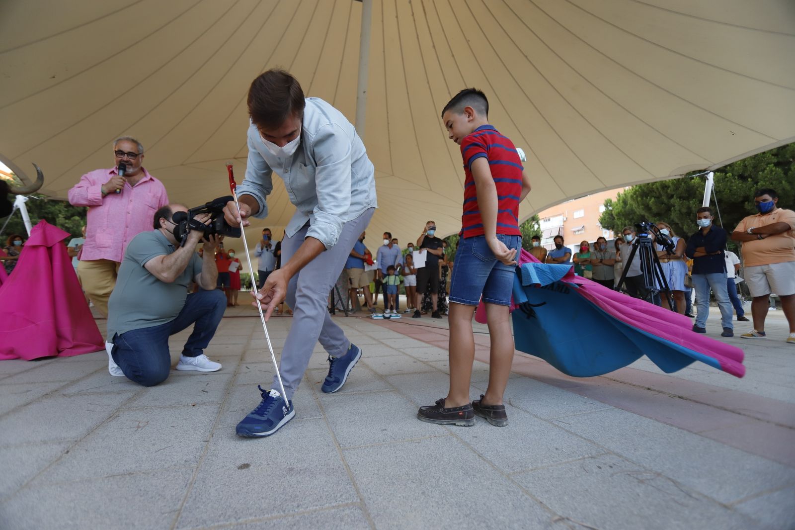 El diestro Daniel Luque lleva a cabo la 'Escuela de Toreo en las calles de Huelva'