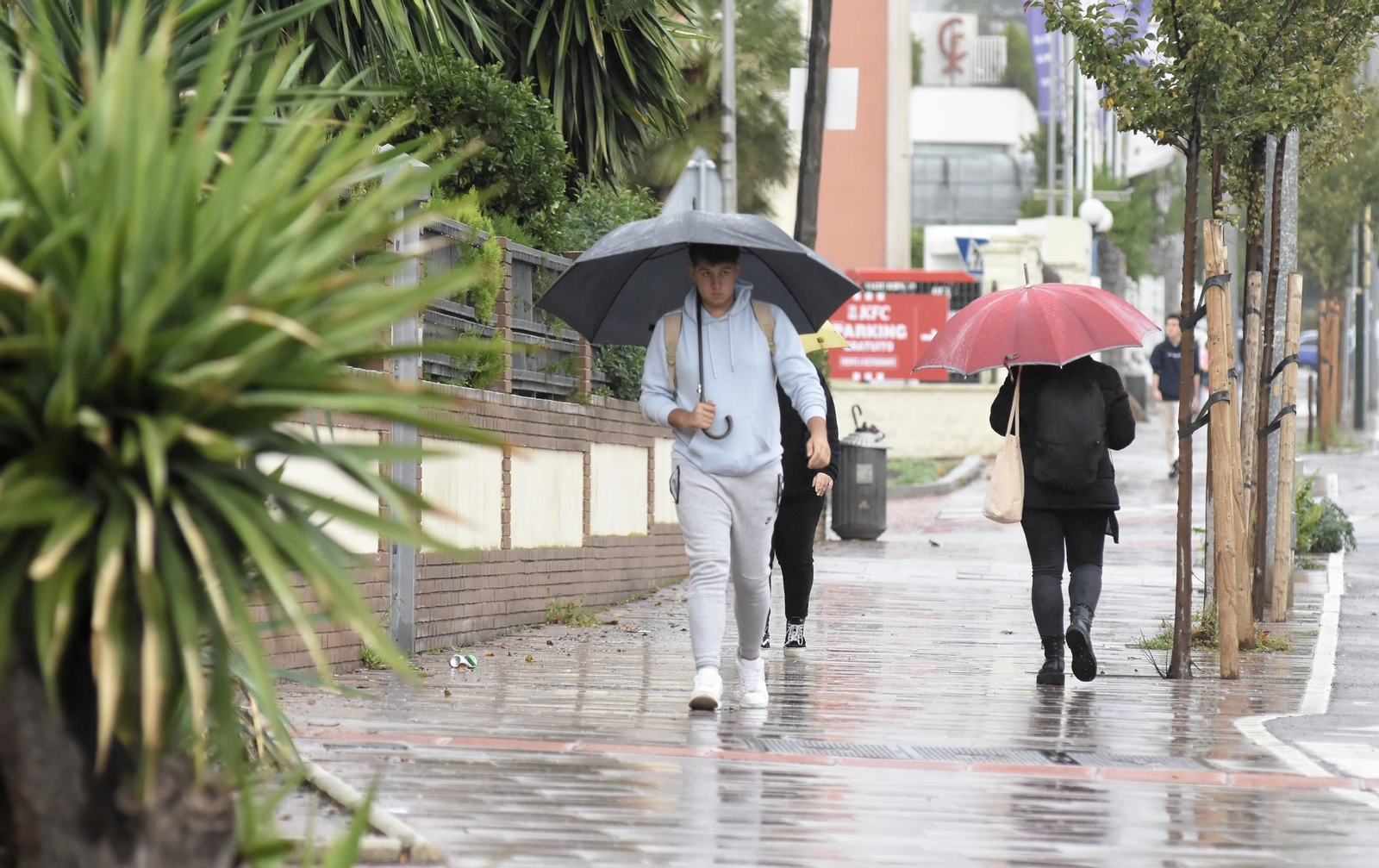 Varias personas se refugian de la lluvia en Córdoba