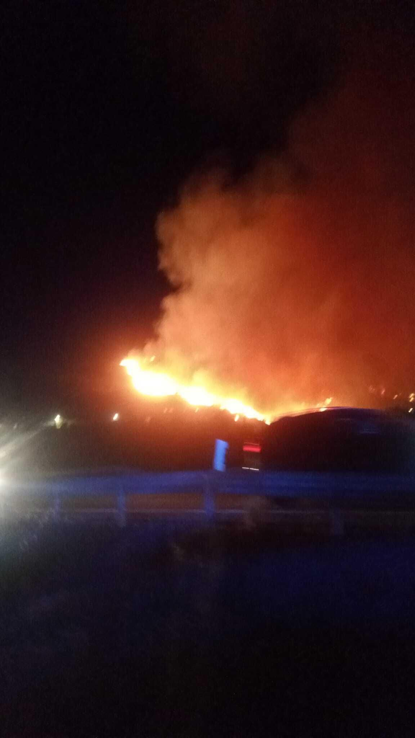 Imagen del incendio en Mijas durante la pasada madrugada.