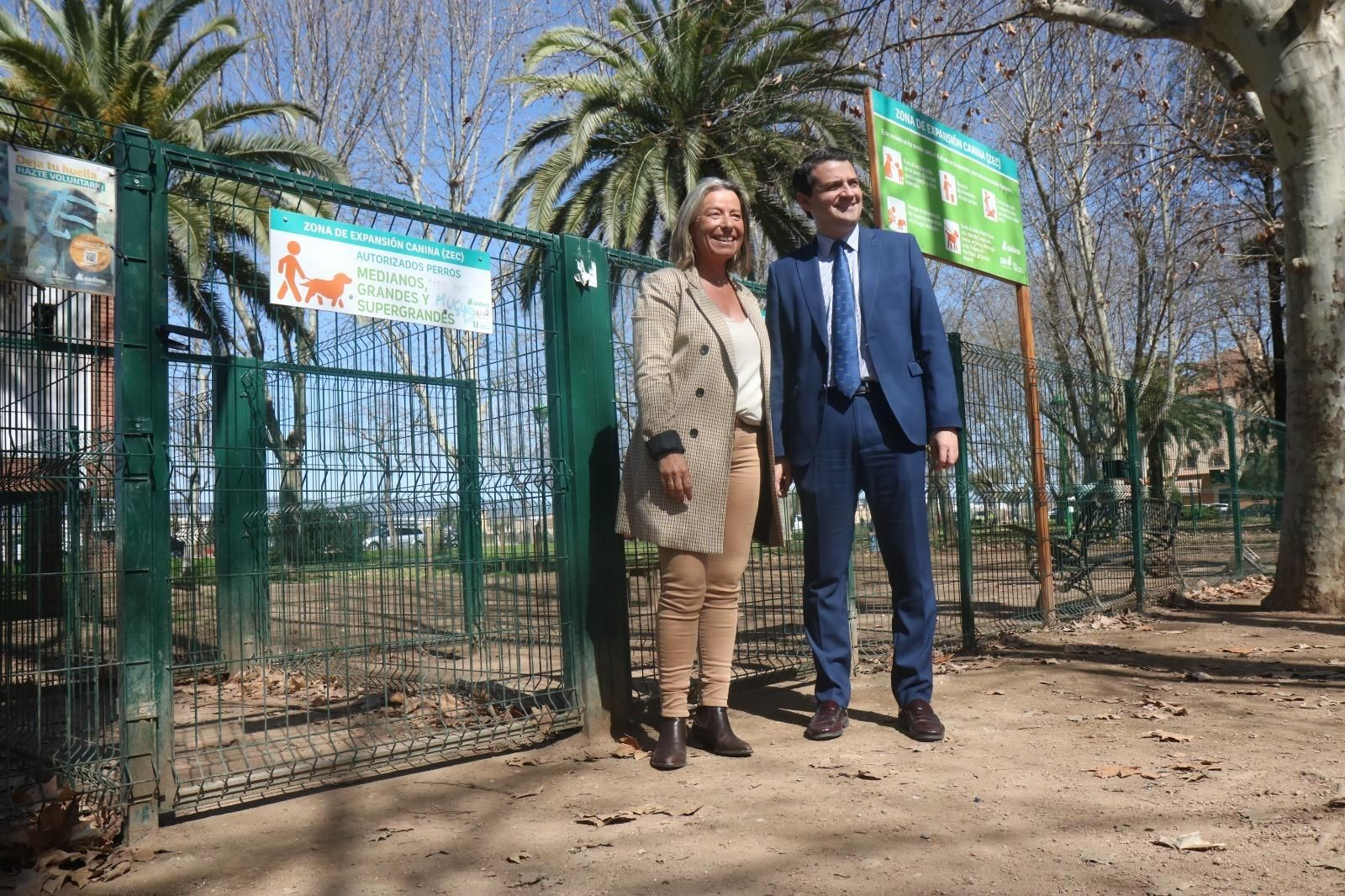 El alcalde de Córdoba y la primera teniente de alcalde en la nueva zona de esparcimiento canino