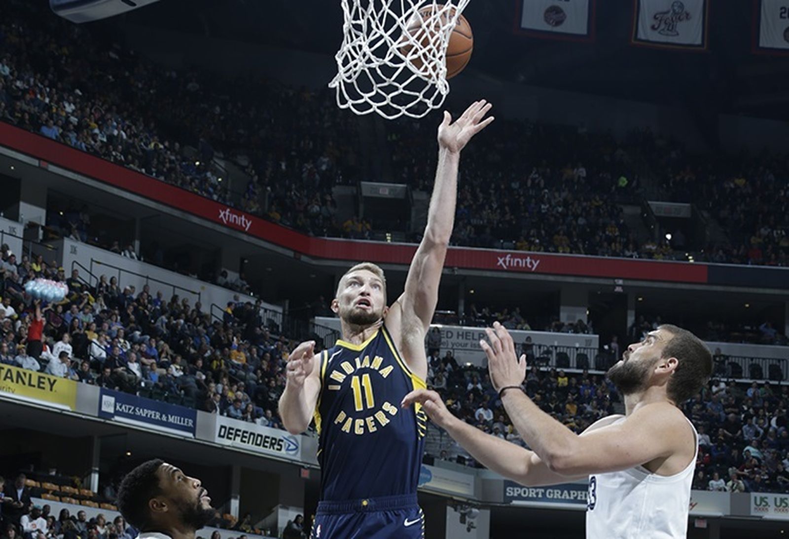 Domas Sabonis anota ante Marc Gasol.