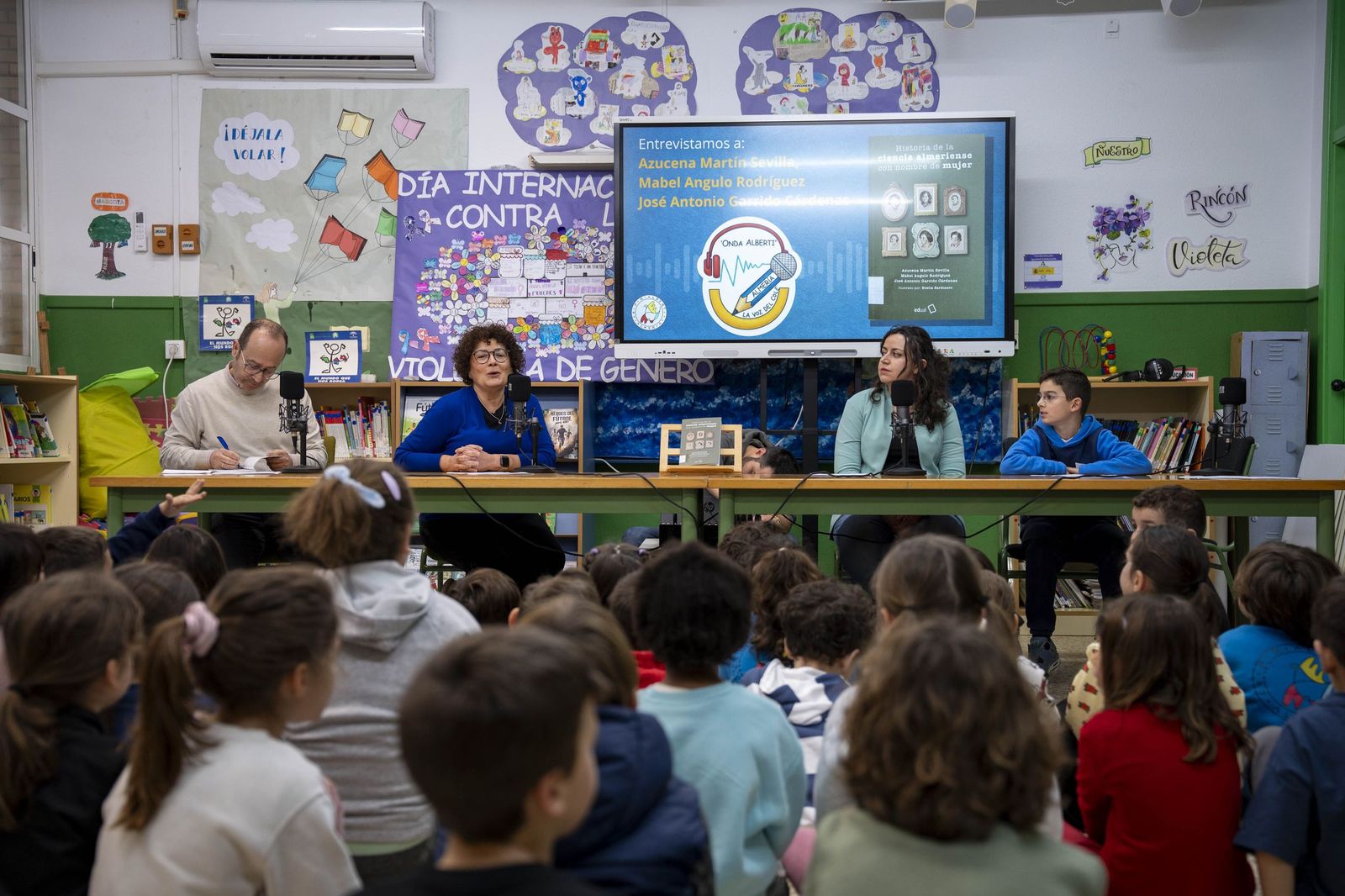 Las imágenes del estreno de la radio escolar 'Onda Alberti' y su primer programa dedicado a la ciencia