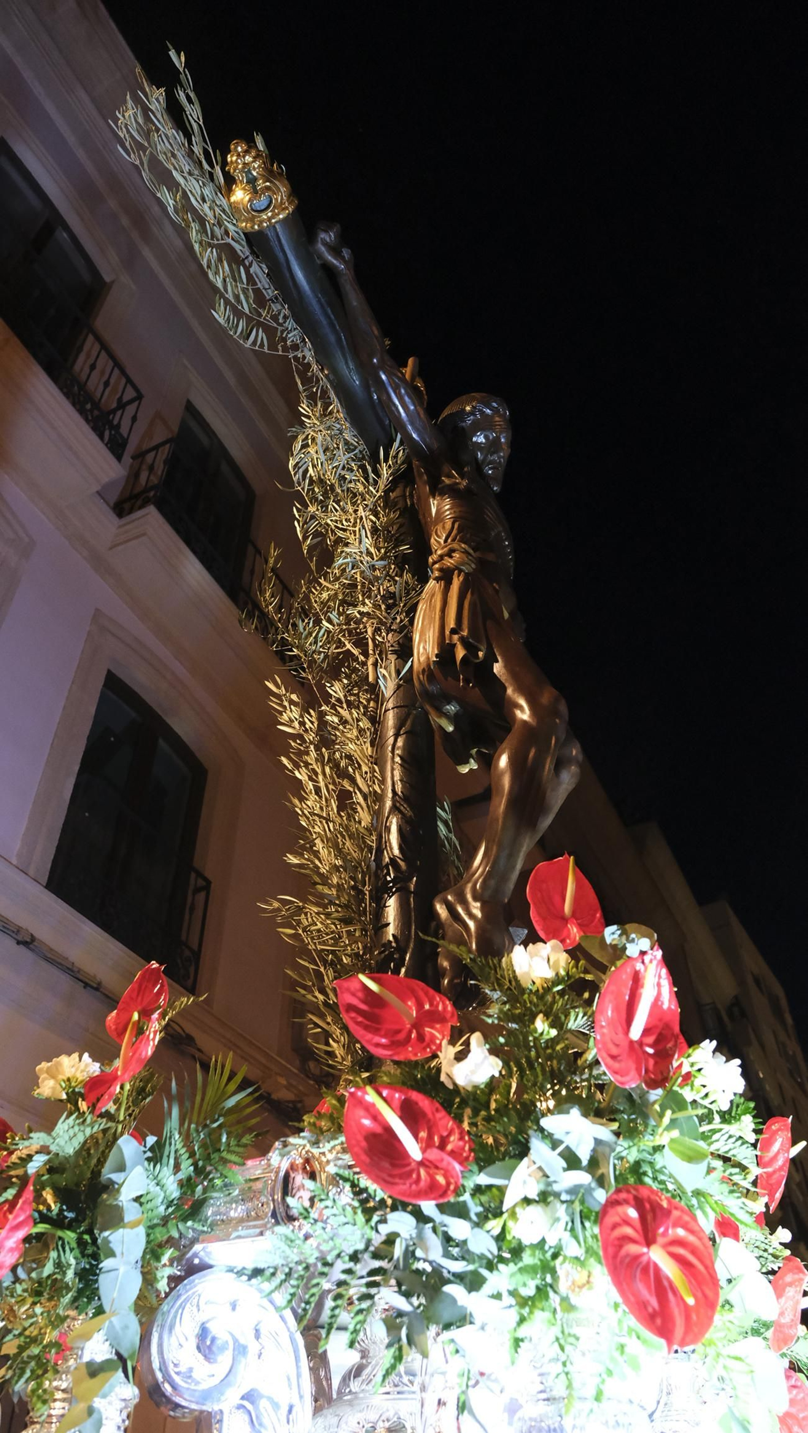 Procesión del Vía Crucis-Cristo de la Escucha en Almería, en imágenes