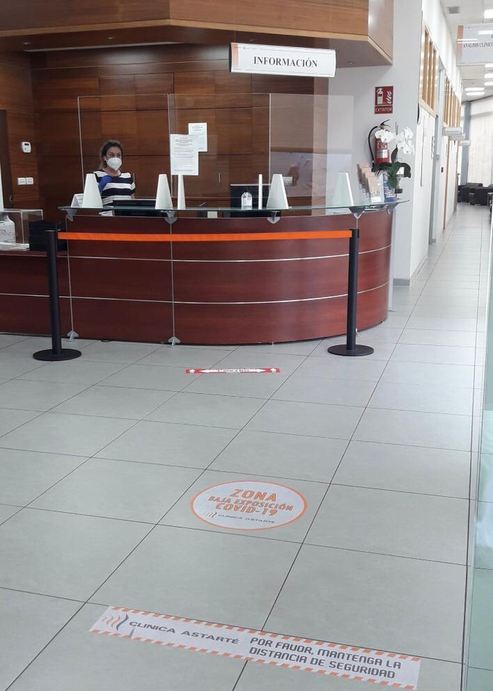 Detalle de la recepción de la Clínica Astarté y las medidas de seguridad adoptadas.