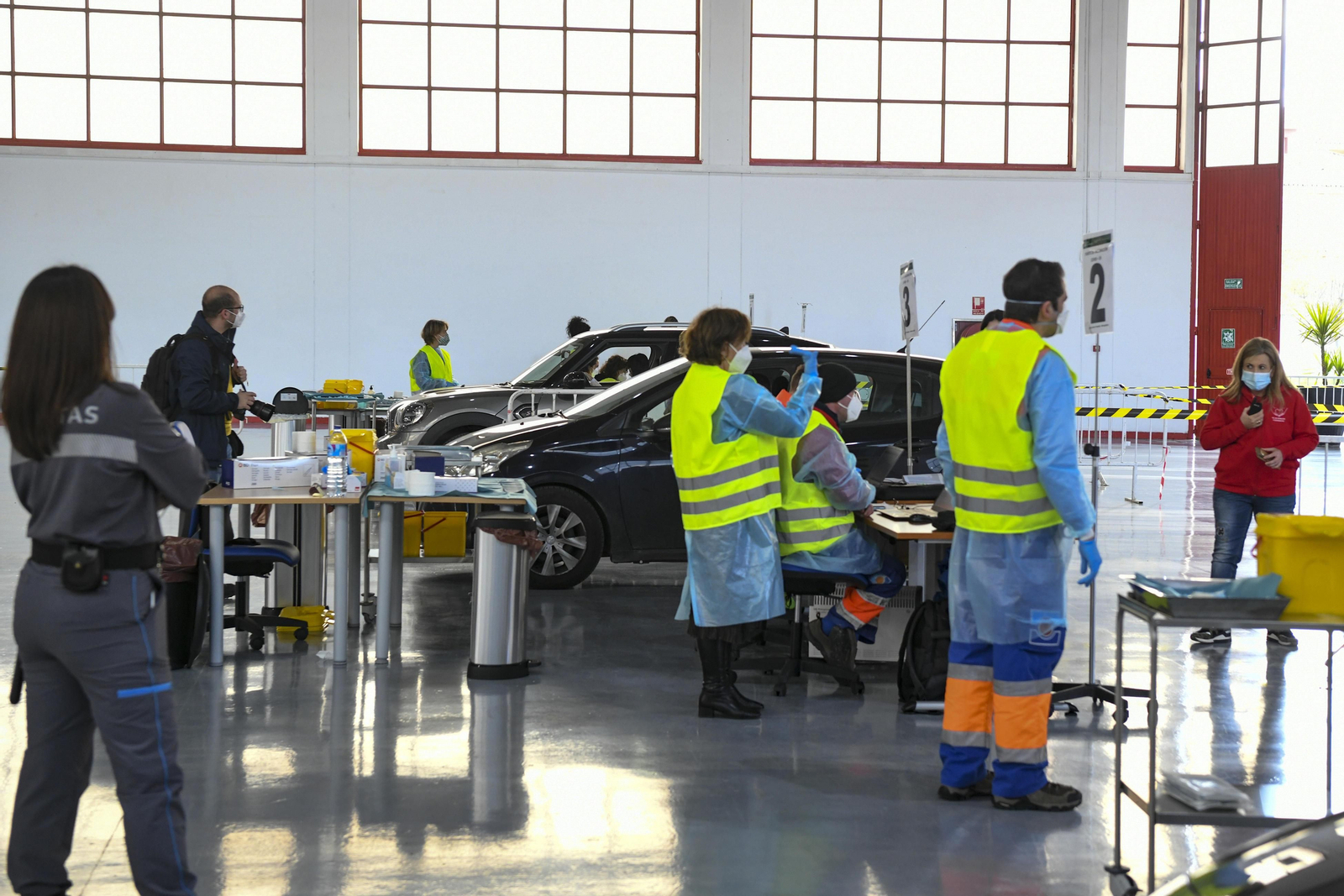 Fotos: así ha sido el inicio de la vacunación masiva del personal educativo de Granada