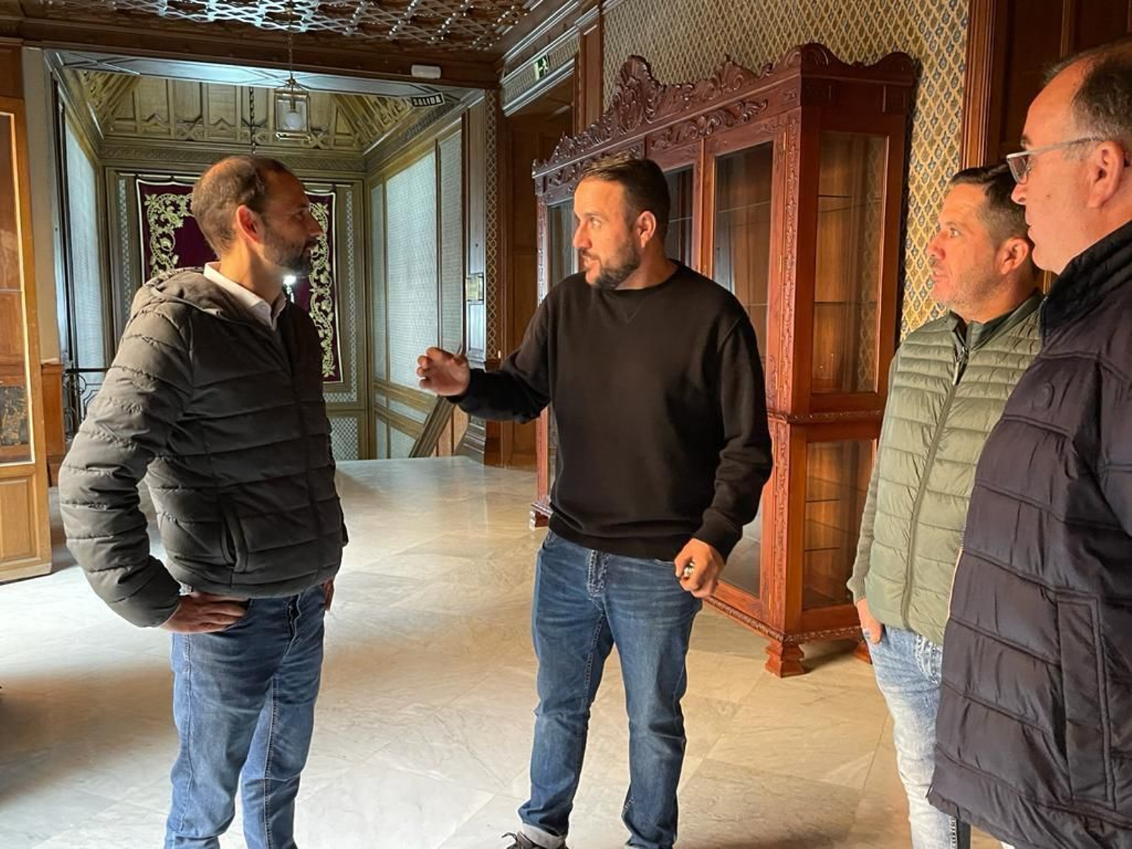 El alcalde, Víctor Mora, este martes con agricultores afectados por la granizada del 7 de febrero en el Palacio Municipal.