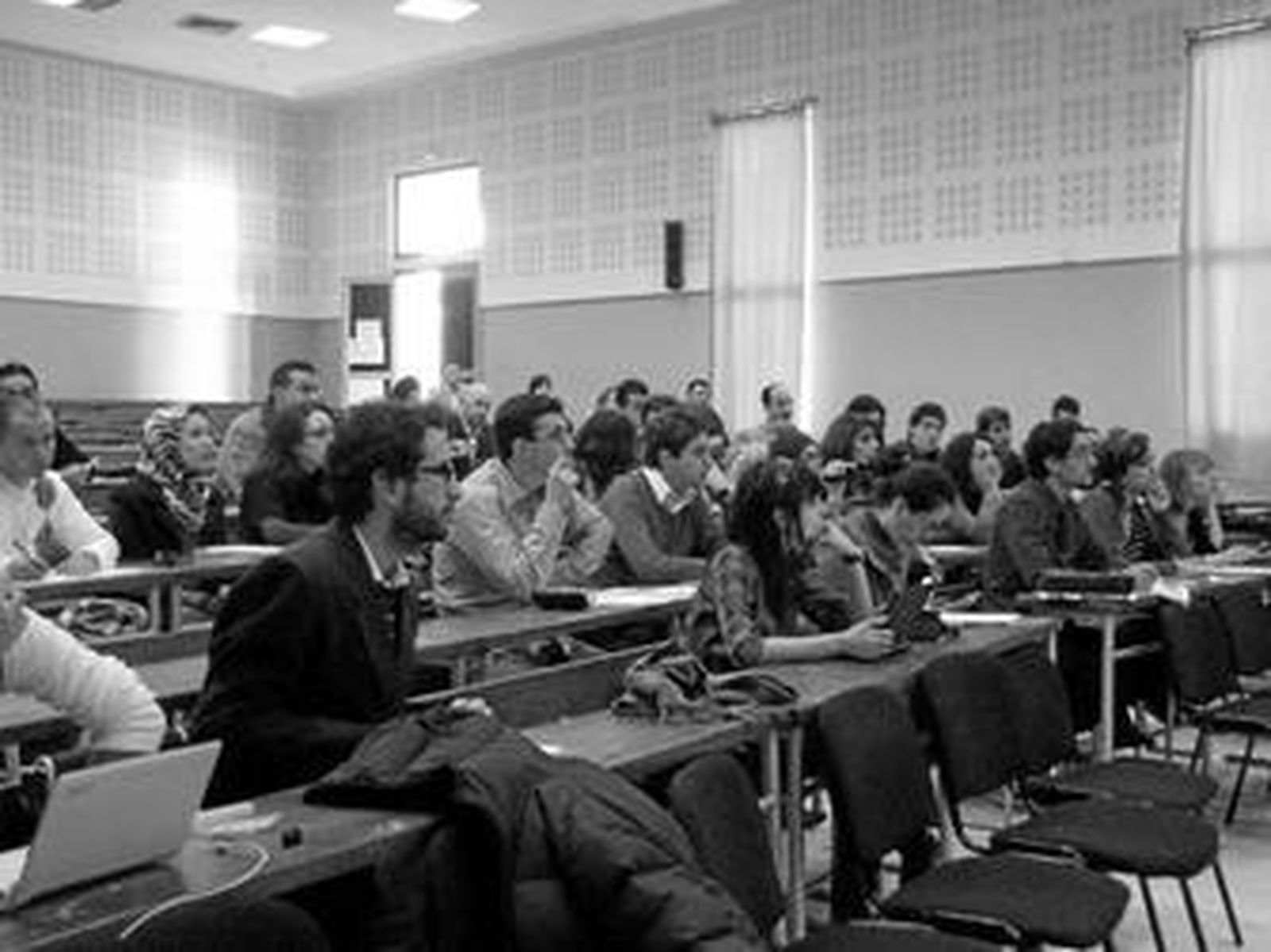 Alumnado español y marroquí durante una de las conferencias de las jornadas de diálogo euromarroquí celebradas en Tánger.