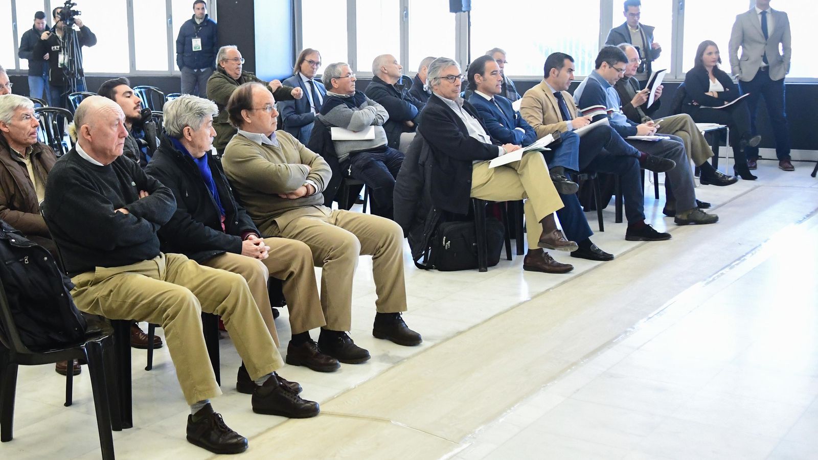 Los accionistas minoritarios que asistieron a la Junta General de Accionistas del Córdoba.