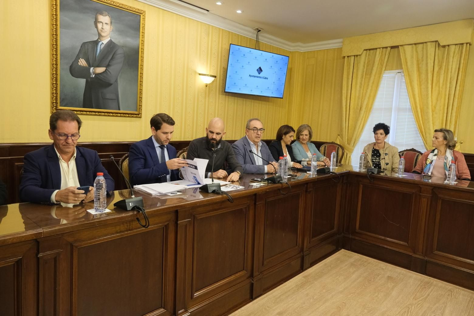 El alcalde de Cabra, en el centro, durante un momento del pleno extraordinario.