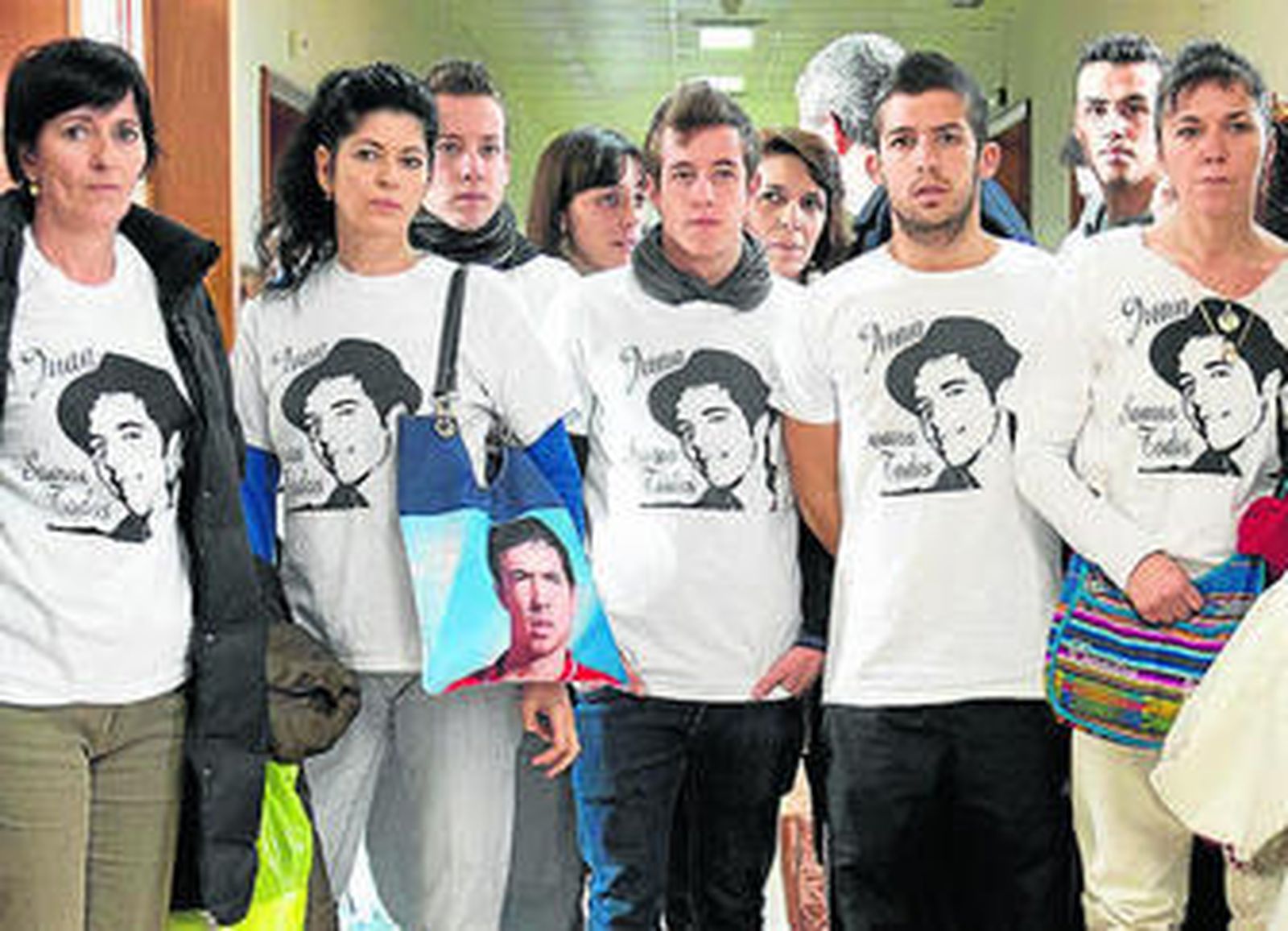 Familiares y amigos de Juan Mena, al inicio del juicio el pasado día 4.