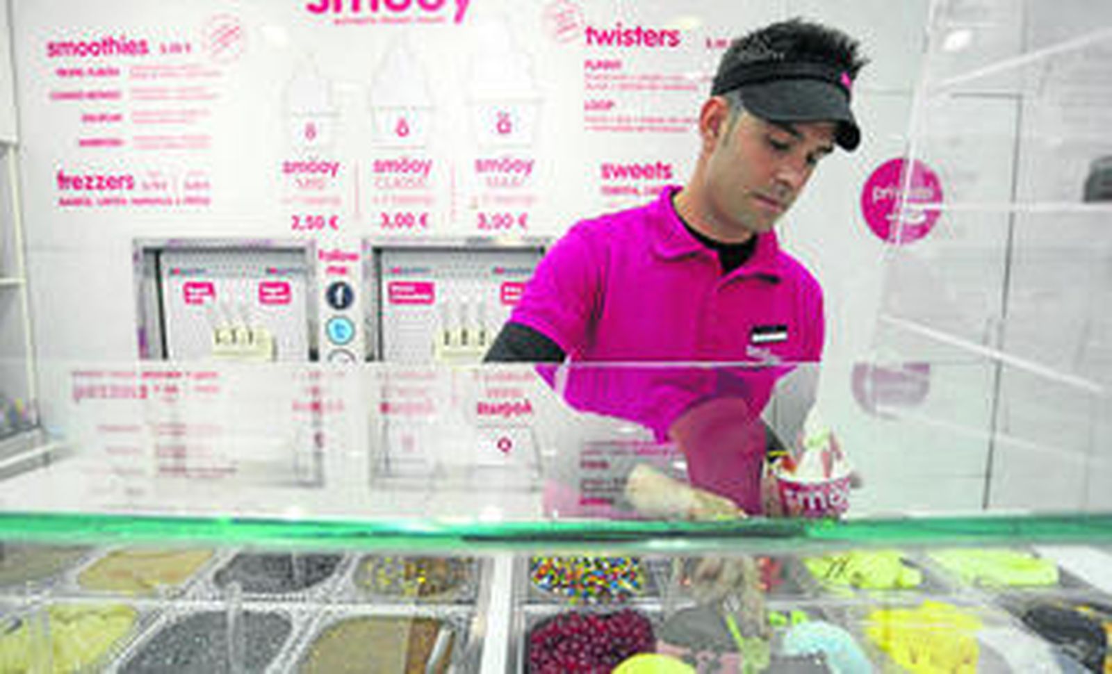 Un joven trabaja en una heladería de la capital malagueña.
