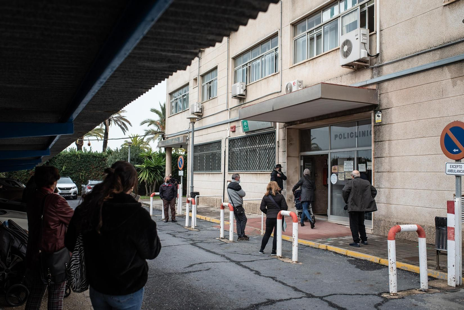 Colas en el centro de salud de la Casa del Mar en la mañana de ayer.