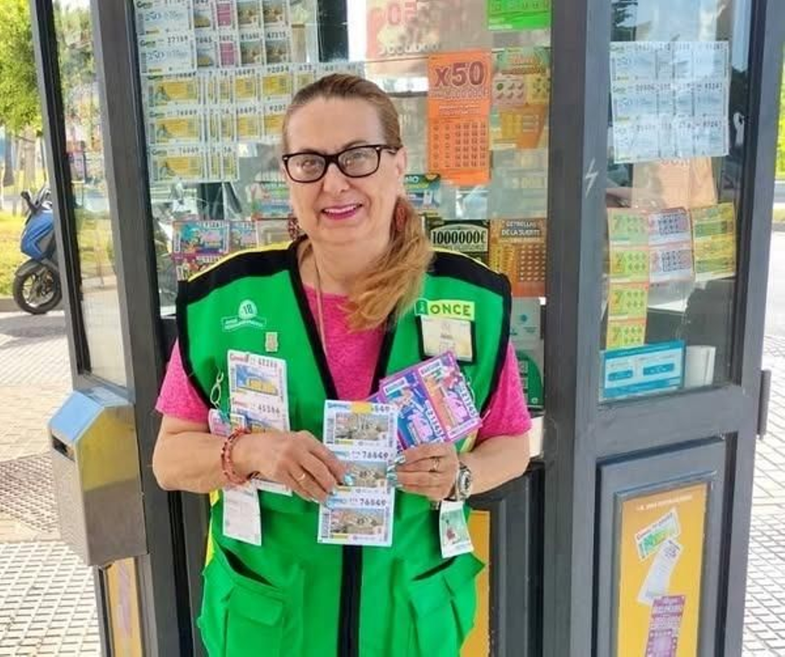 La vendedora de la ONCA Adela Muñiz, que ha vendido los cupones premiados con 175.000 euros en San Fernando.
