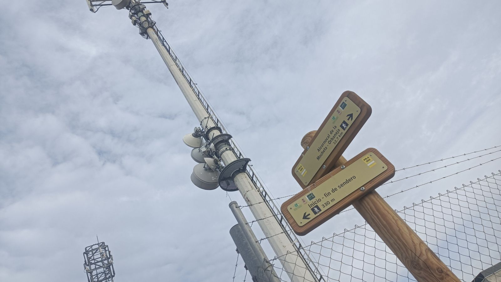 Junta a la antena telefónica a las afueras veremos una señal que nos muestra el camino.