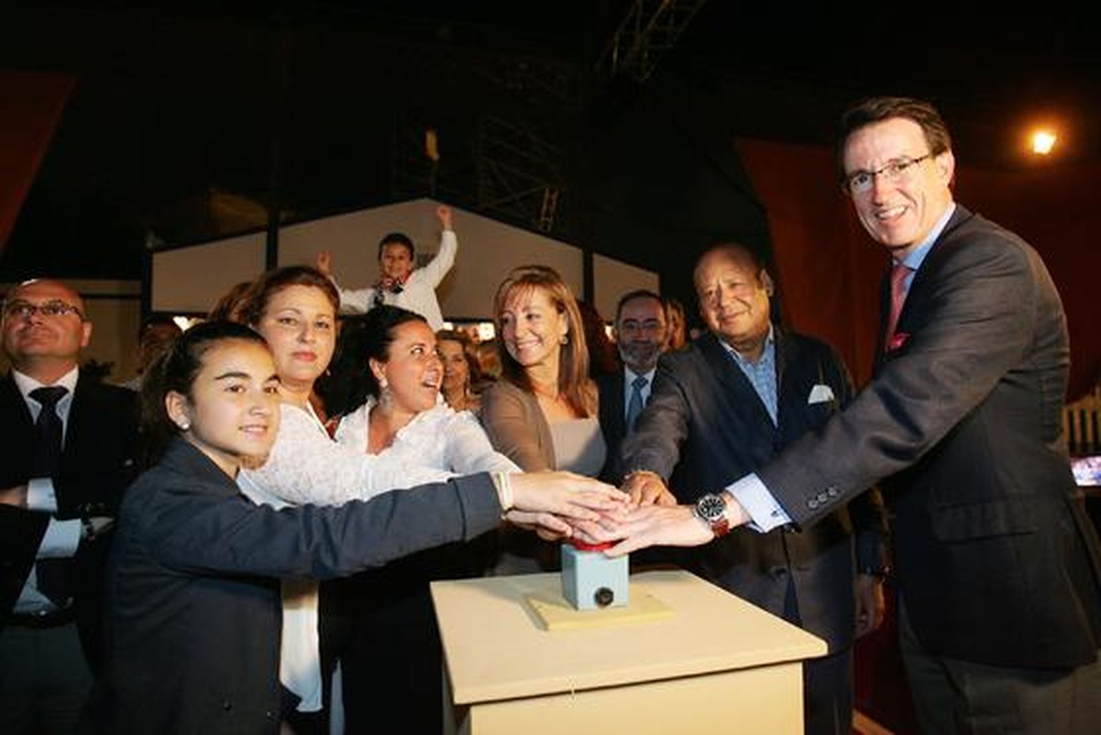 La alcaldesa, Pilar Sánchez, acciona junto a artistas flamencos –la Feria está dedicada a ellos– y a Mauricio González-Gordon, el botón que da luz al Real.

Foto: Pascual