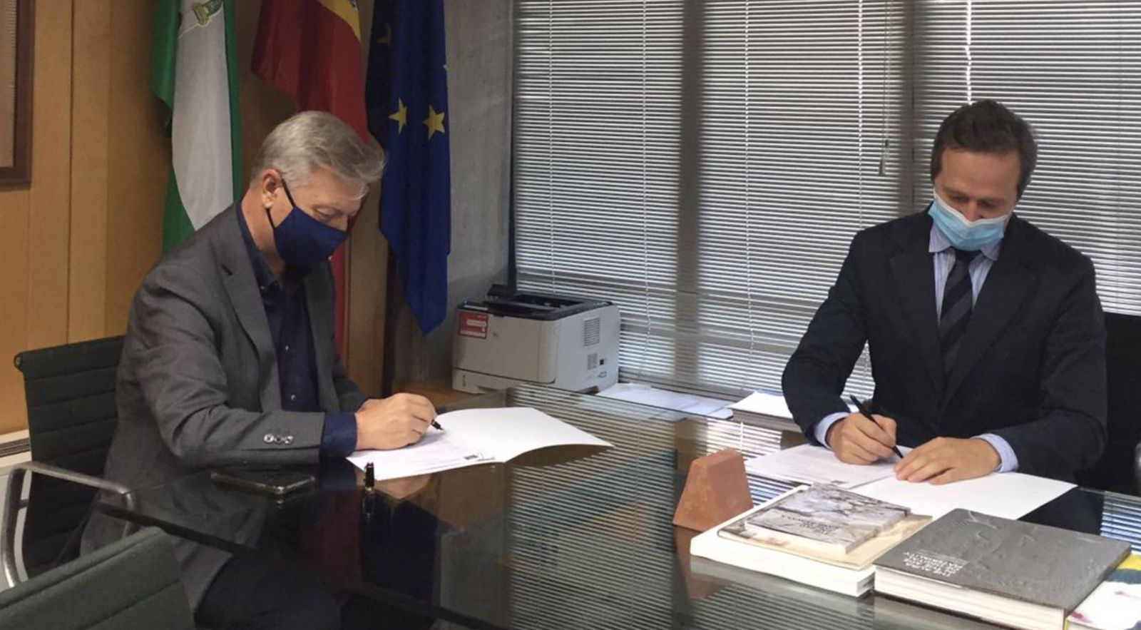 Firma del acuerdo entre la hermandad y el IAPH.