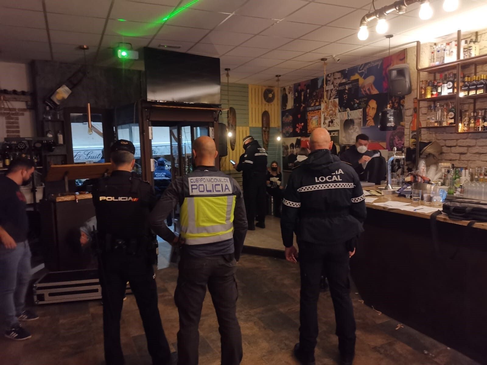 Policías locales y nacionales de Coria, en el bar precintado.