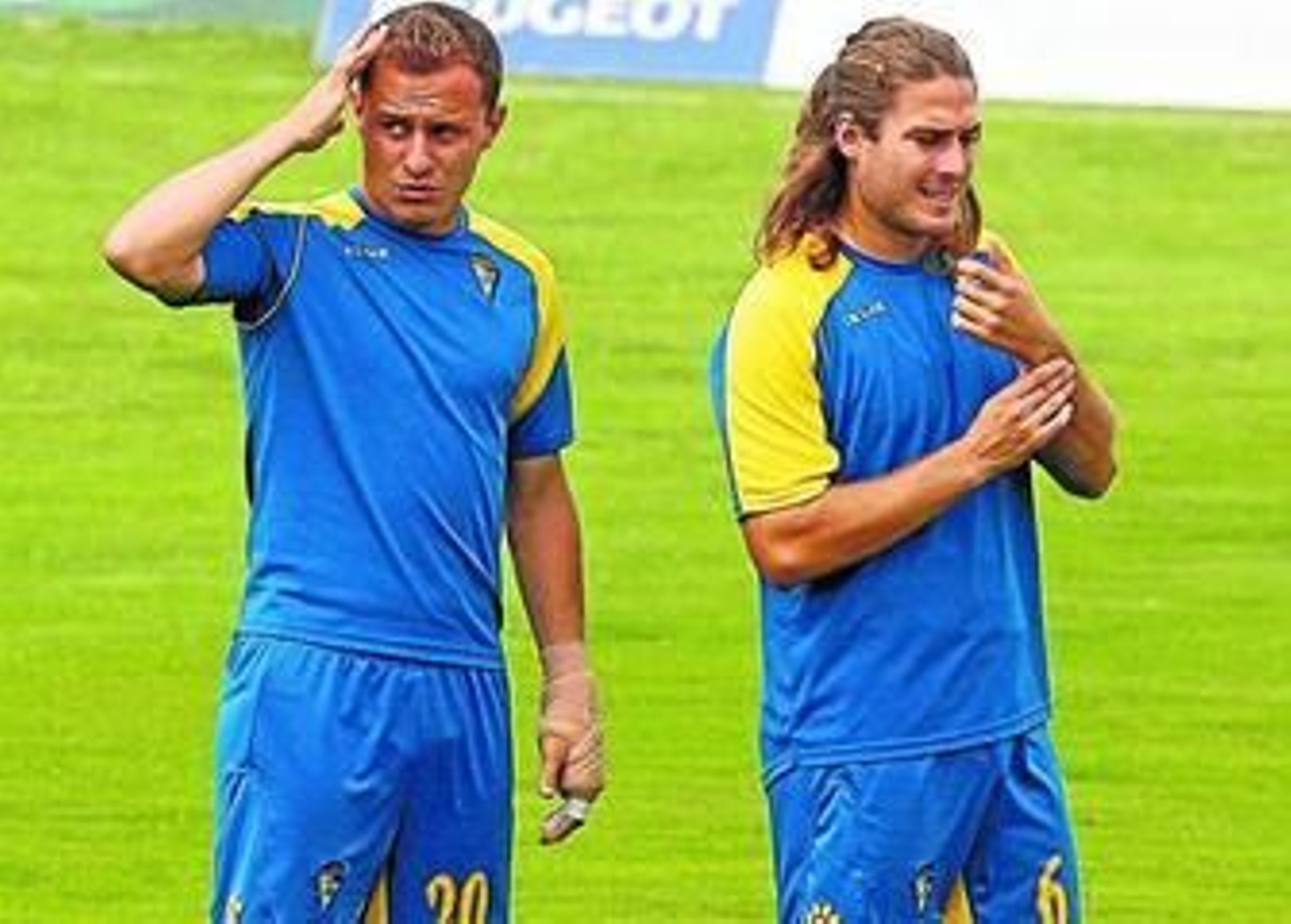 Abraham, con su vendaje en la mano izquierda, junto a Jon Erice en El Rosal.