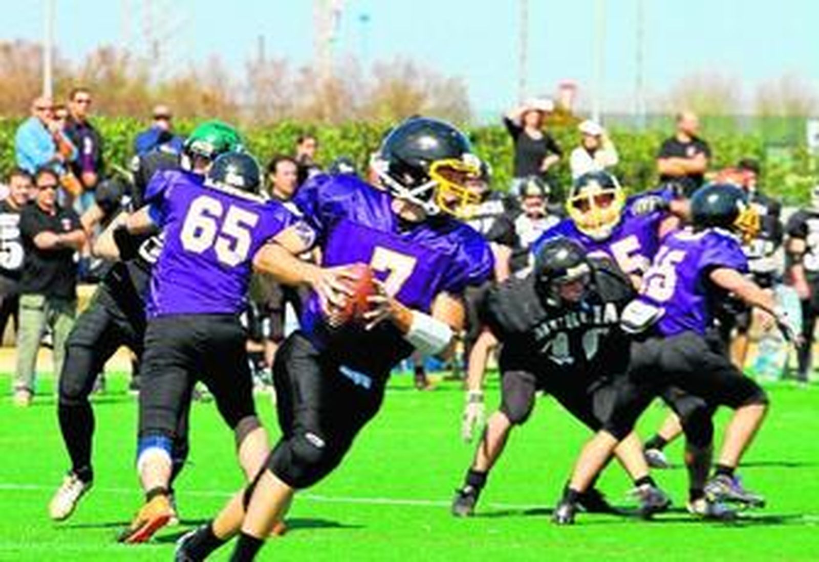 Una disciplina made in USA. Antonio Cornejo volvió a España enamorado de este deporte de equipo con pocos adeptos en el país tras pasar el verano del 91 aprendiendo inglés en Estados Unidos. En el 92,  fue uno de los fundadores del Club Deportivo Sevilla Linces, el decano andaluz, junto a Santiago Vega y Basilio Parrado. La entidad celebrará en 2017 su vigésima quinta temporada ininterrumpida en activo.