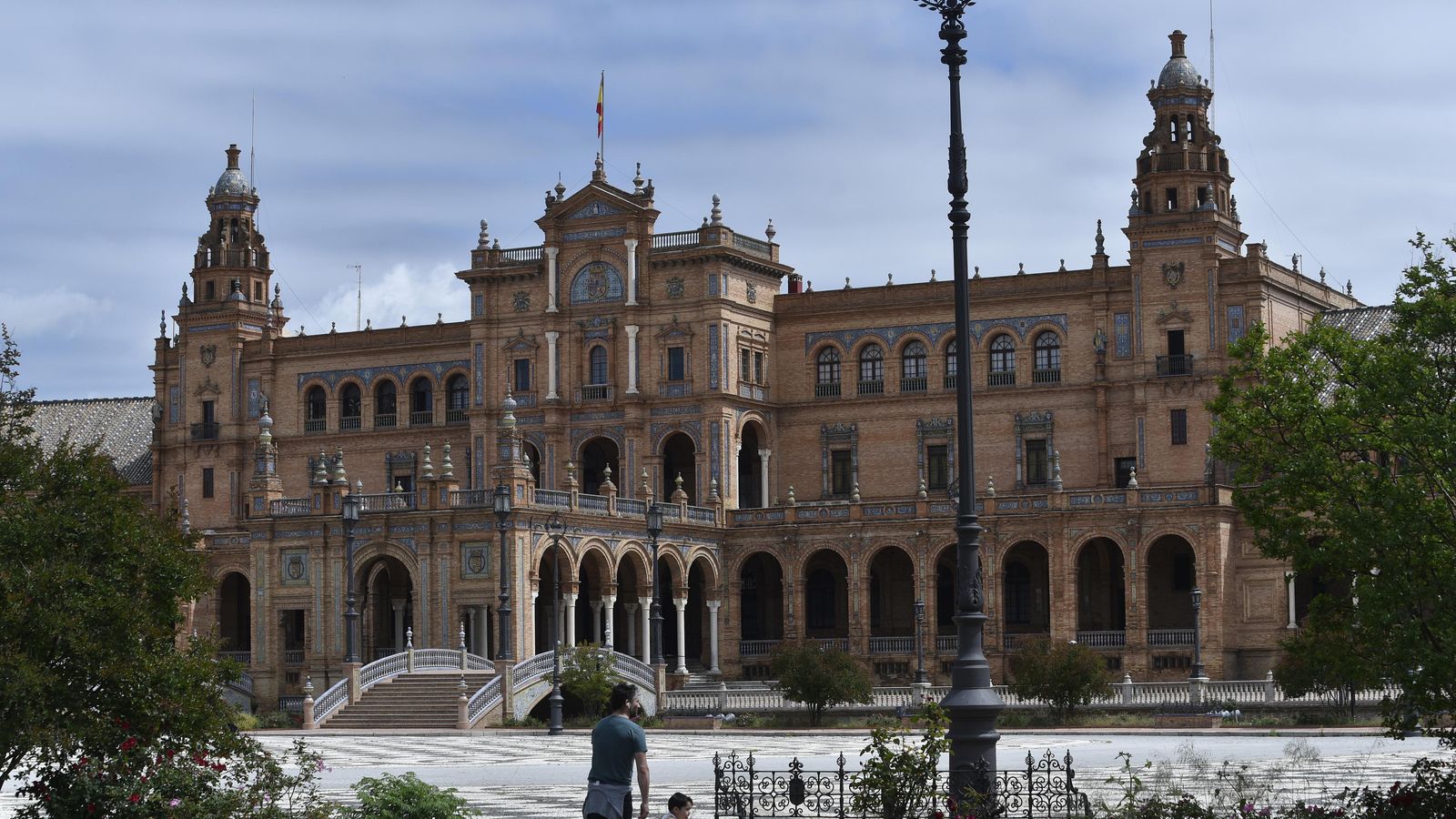 Un hombre y un niño en la Plaza de España. Un hombre y un niño en la Plaza de España.