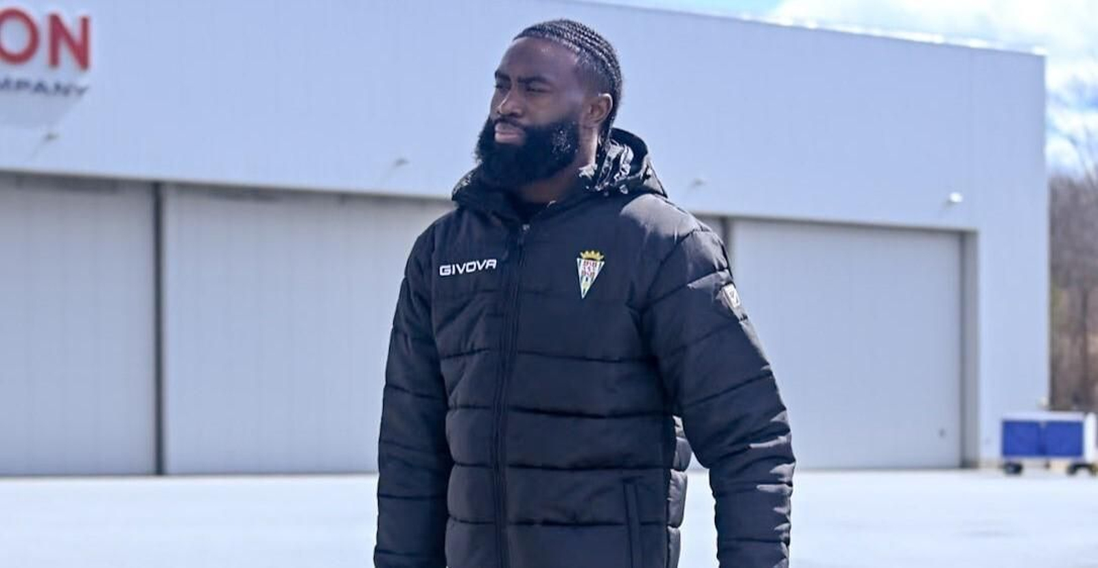 Jaylen Brown, con el abrigo del Córdoba CF, en la previa de un partido de los Boston Celtics.
